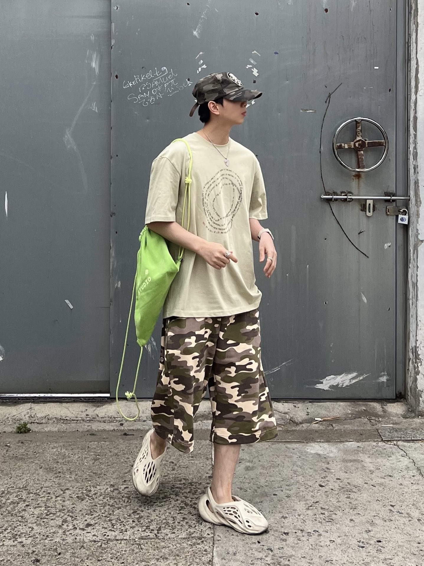IAB Studio Pigment Sack Apple Green, Adidas Yeezy Foam RNNR Sand 착용 스타일 - 2