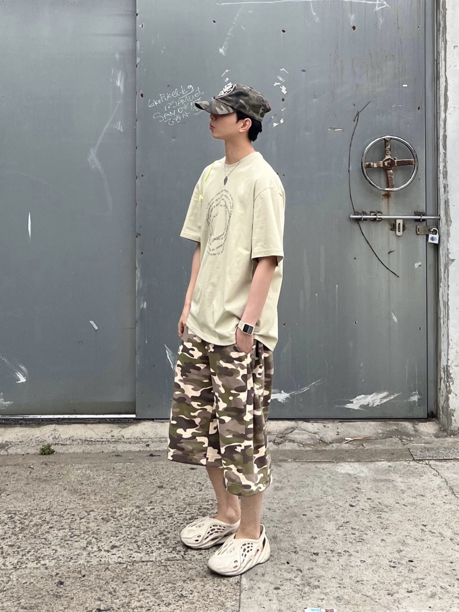 IAB Studio Pigment Sack Apple Green, Adidas Yeezy Foam RNNR Sand 착용 스타일 - 5