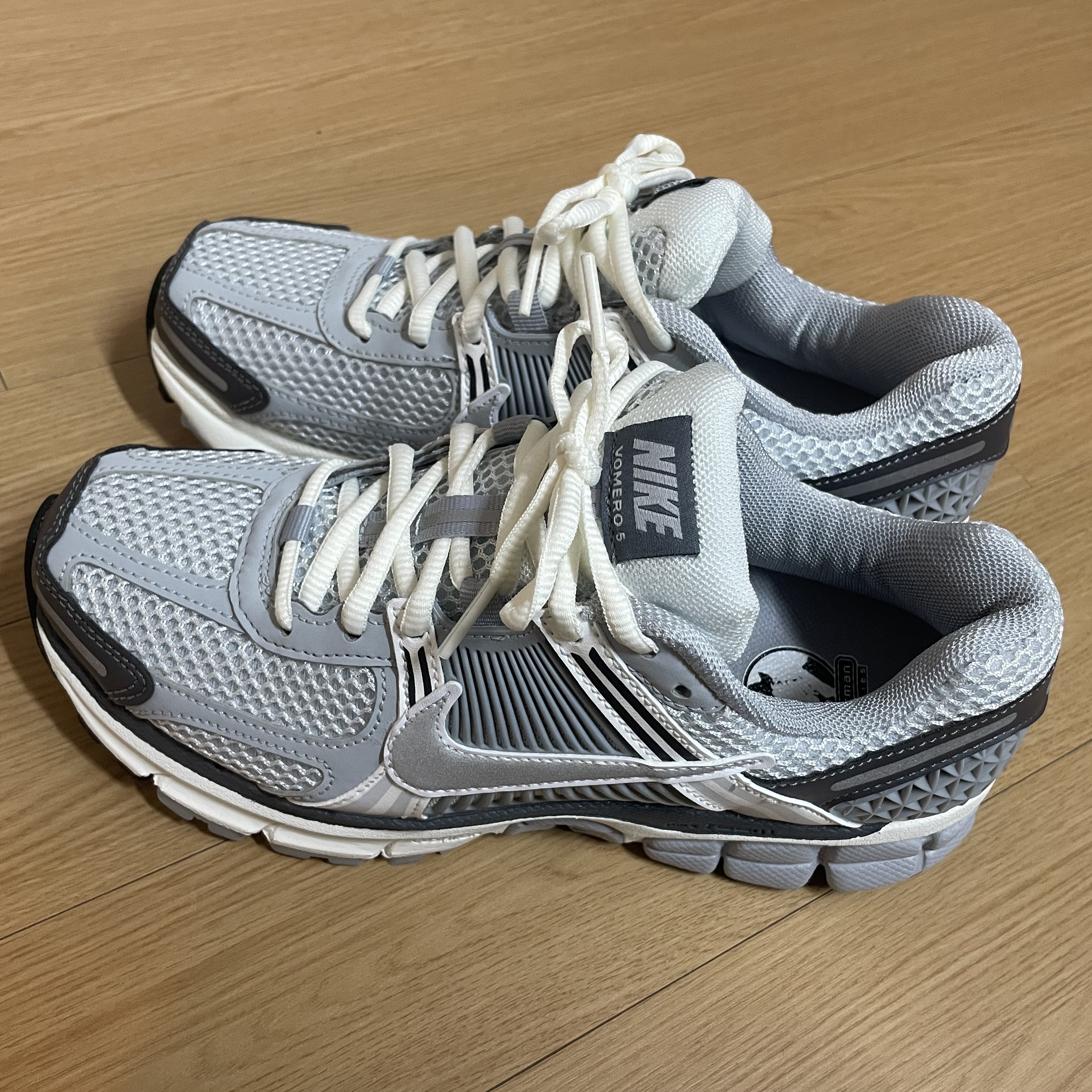 (W) Nike Zoom Vomero 5 Pure Platinum Metallic Silver 착용 스타일