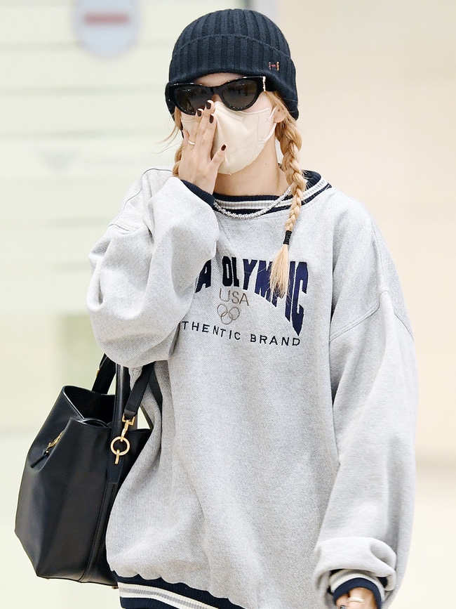 (W) Saint Laurent SL M94 Sunglasses Black, Saint Laurent Le 37 in Shiny Leather Black 착용 스타일
