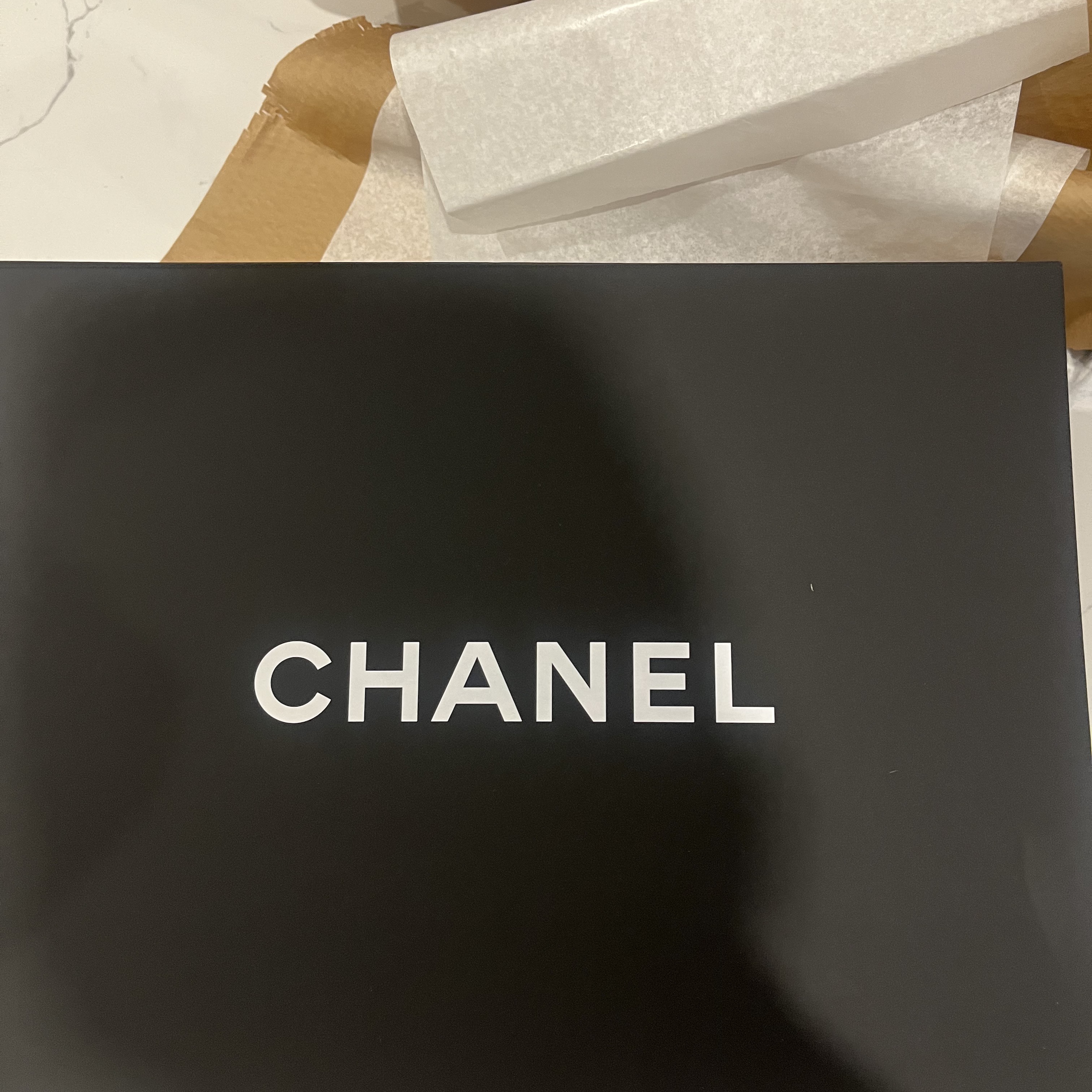 Chanel 22 Backpack Shiny Calfskin & Gold Lacquered Black 착용 스타일 - 2