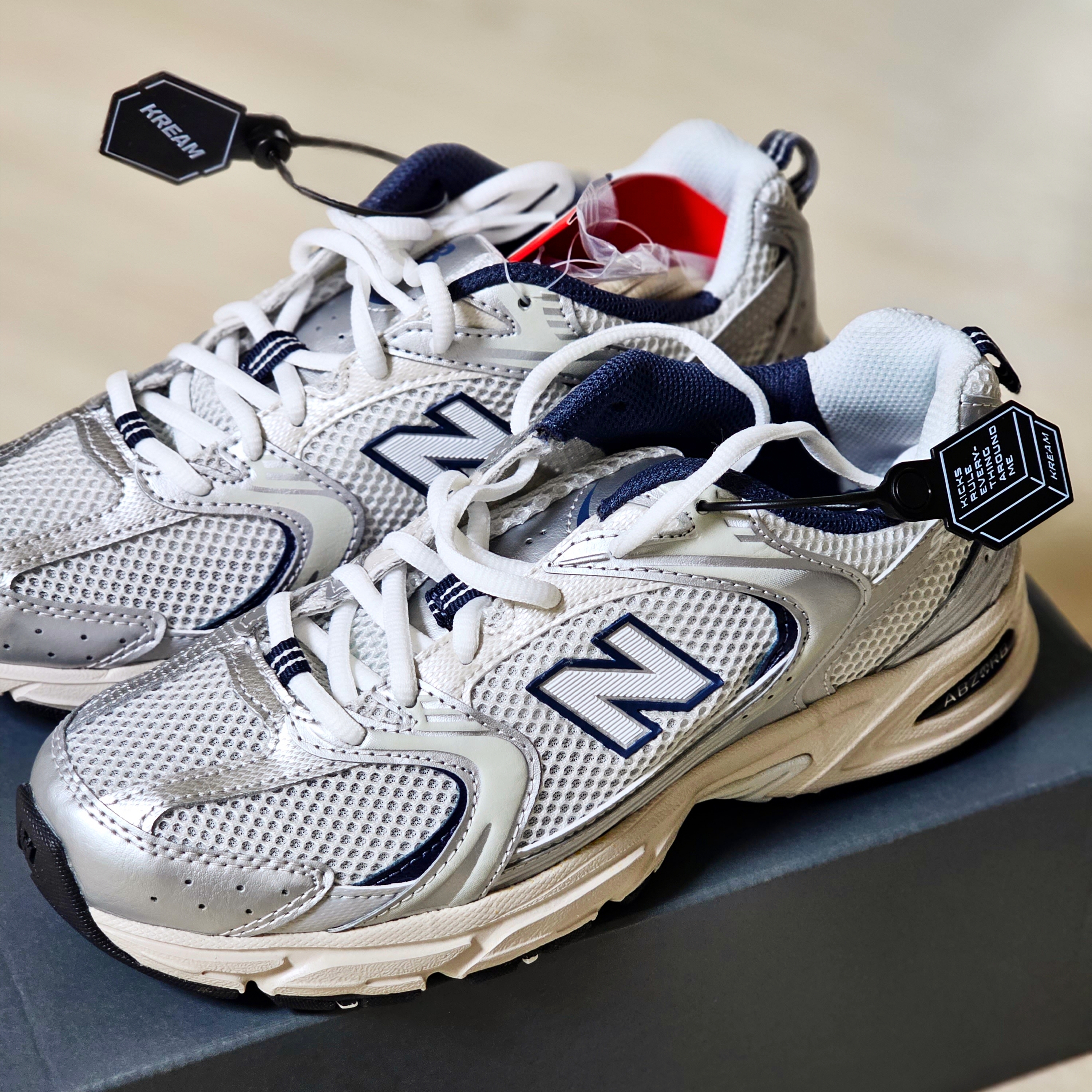 New Balance 530 Steel Grey 착용 스타일 - 1