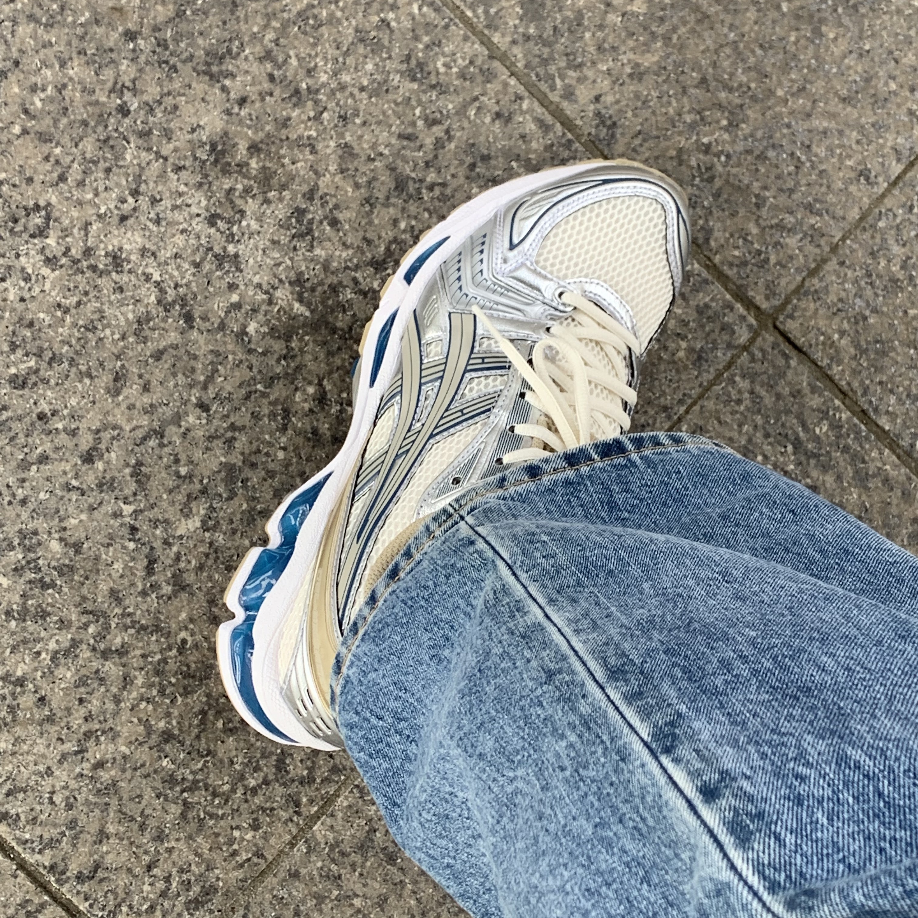 Asics Gel-Kayano 14 Cream Pure Silver 착용 스타일 - 1