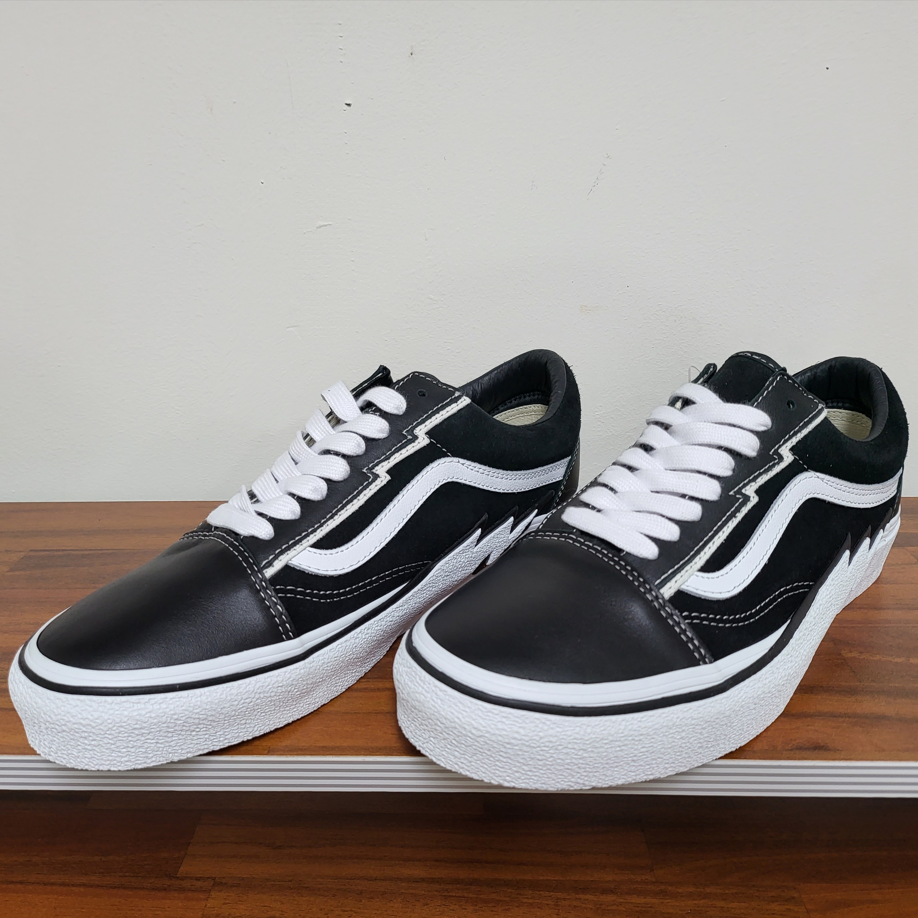 Vans Vault x Mastermind World Old Skool Bolt Black 착용 스타일 - 2