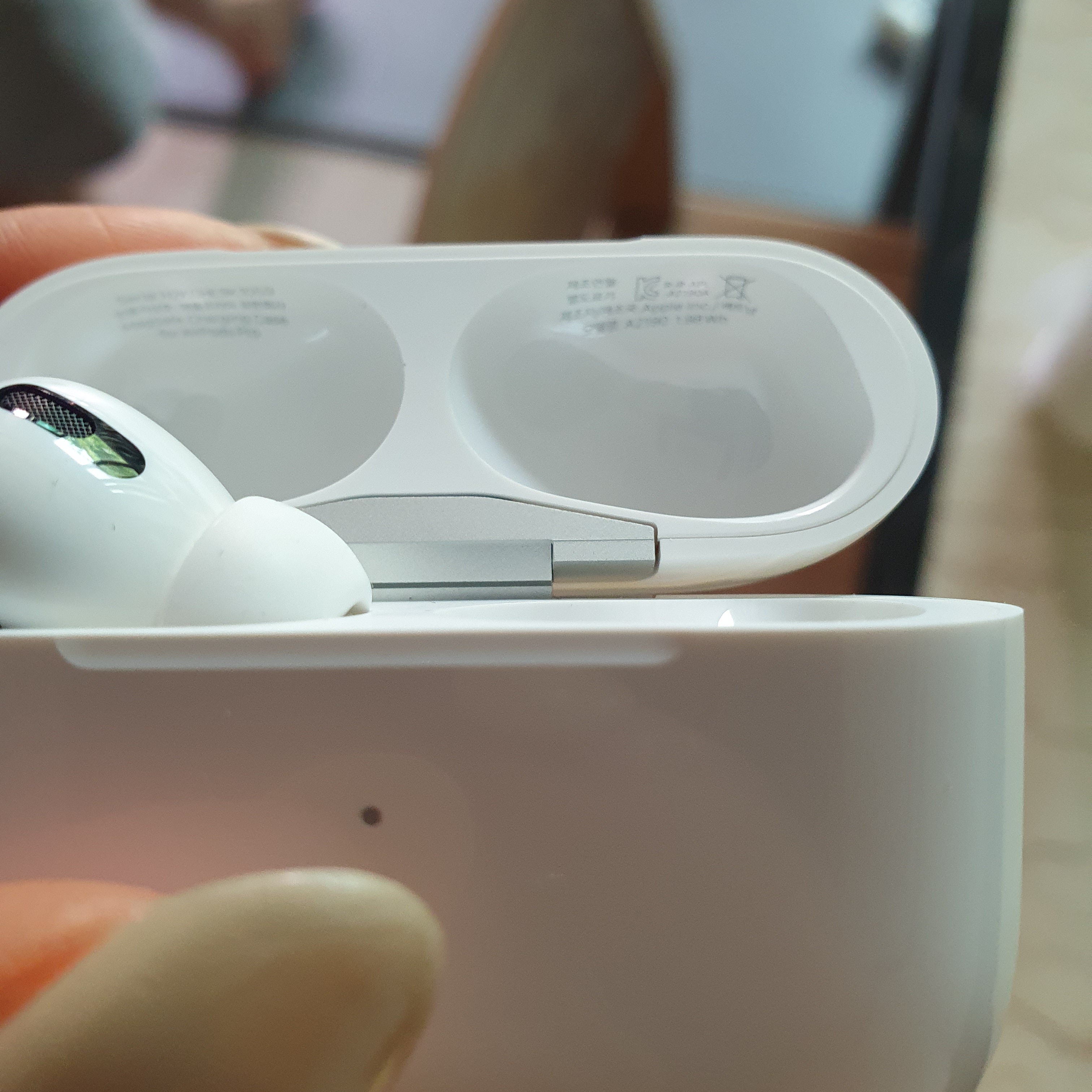 Apple AirPods Pro with MagSafe Charging Case (Korean Ver.) 착용 스타일 - 2