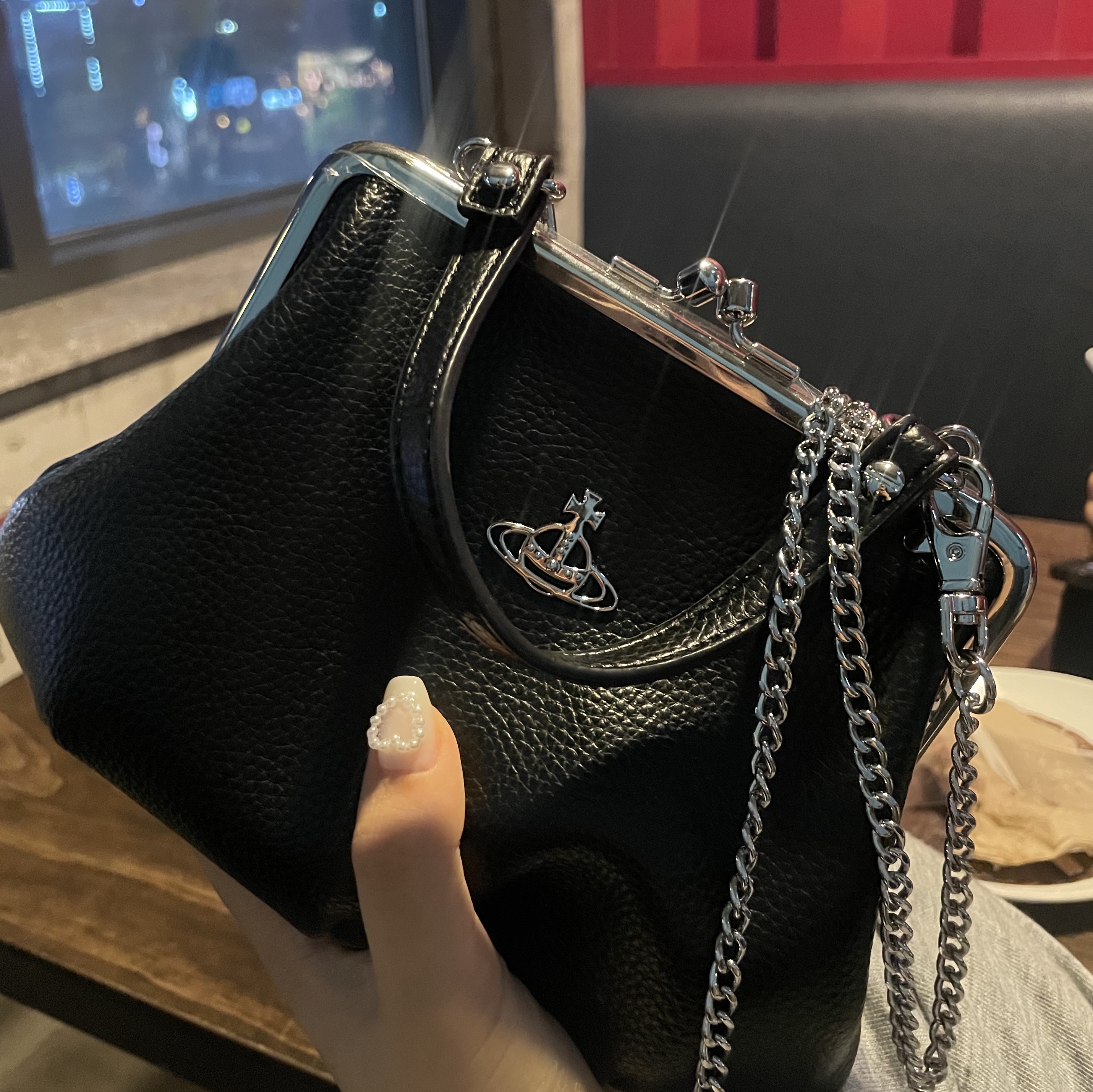 Vivienne Westwood Vegan Leather Granny Frame Purse Black 착용 스타일
