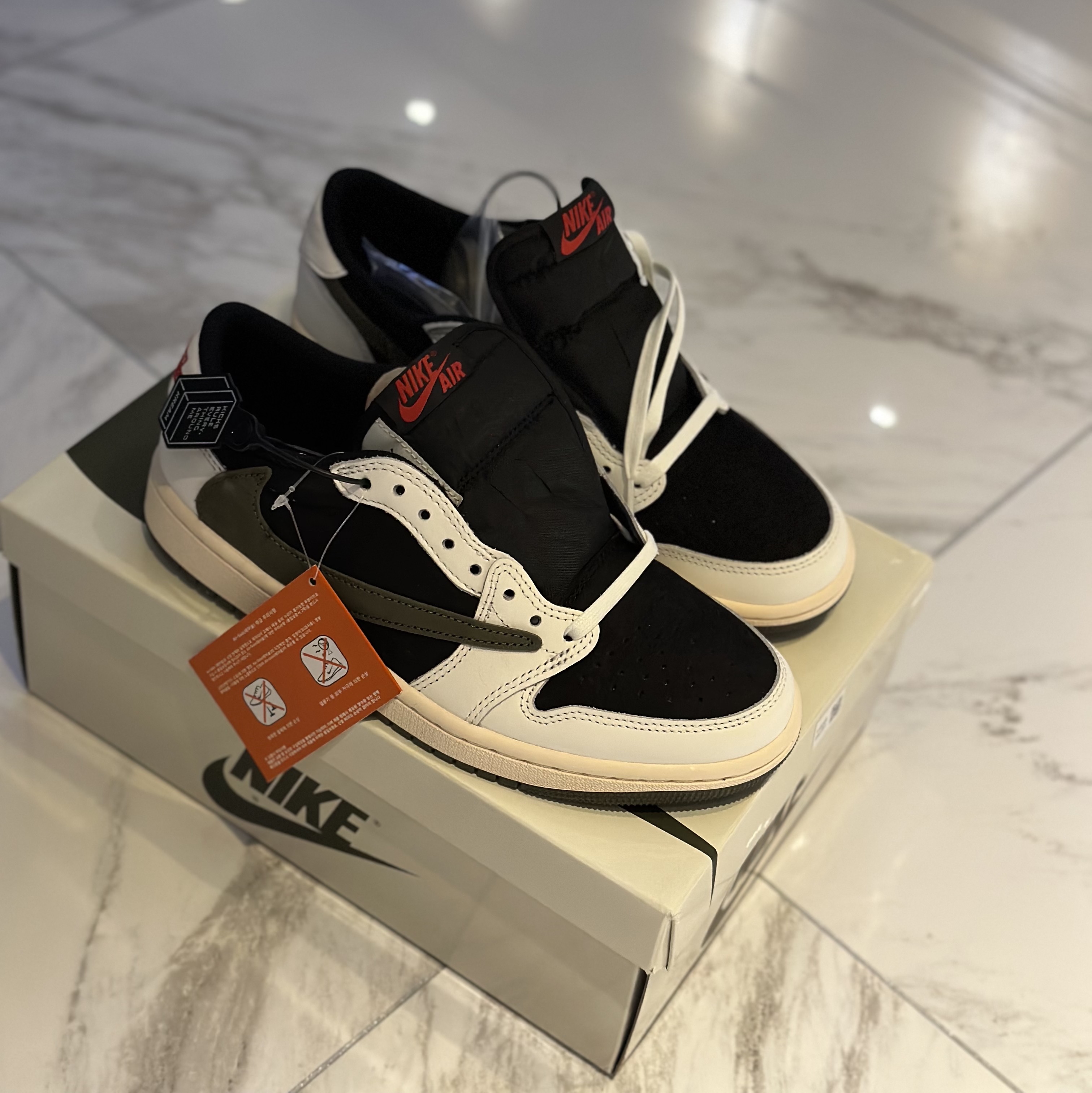 (W) Jordan 1 x Travis Scott Retro Low OG SP Medium Olive 착용 스타일 - 1