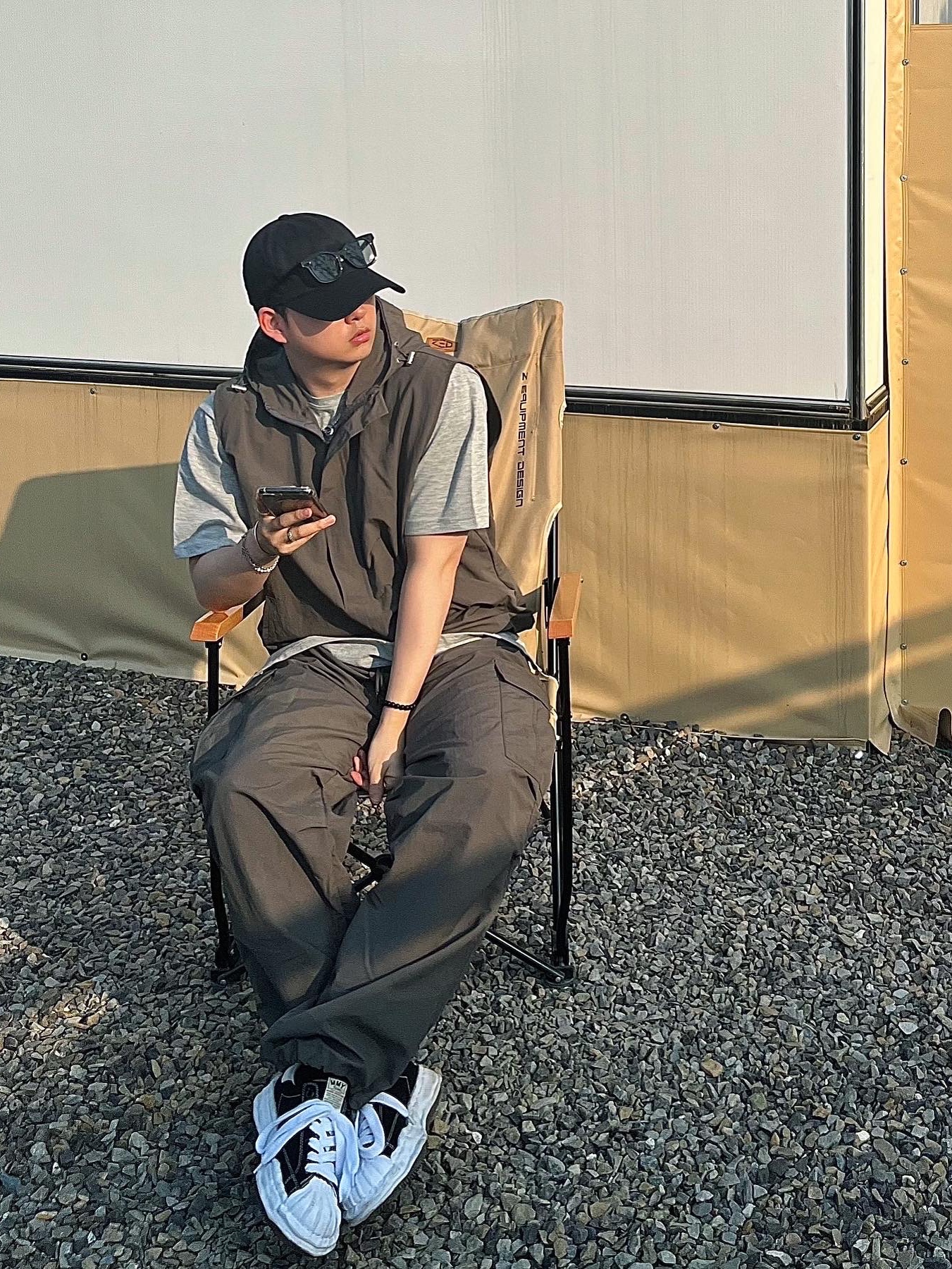 메종 미하라 야스히로 블레이키 OG 솔 캔버스 로우탑 스니커즈 블랙 화이트 착용 스타일 - 1