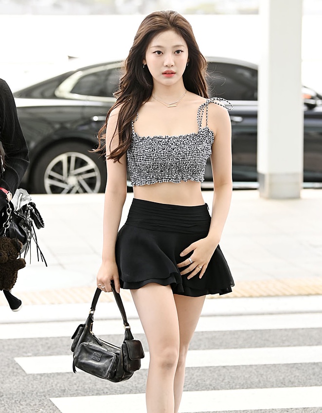 Miu Miu Nappa Leather Hobo Bag Black 착용 스타일