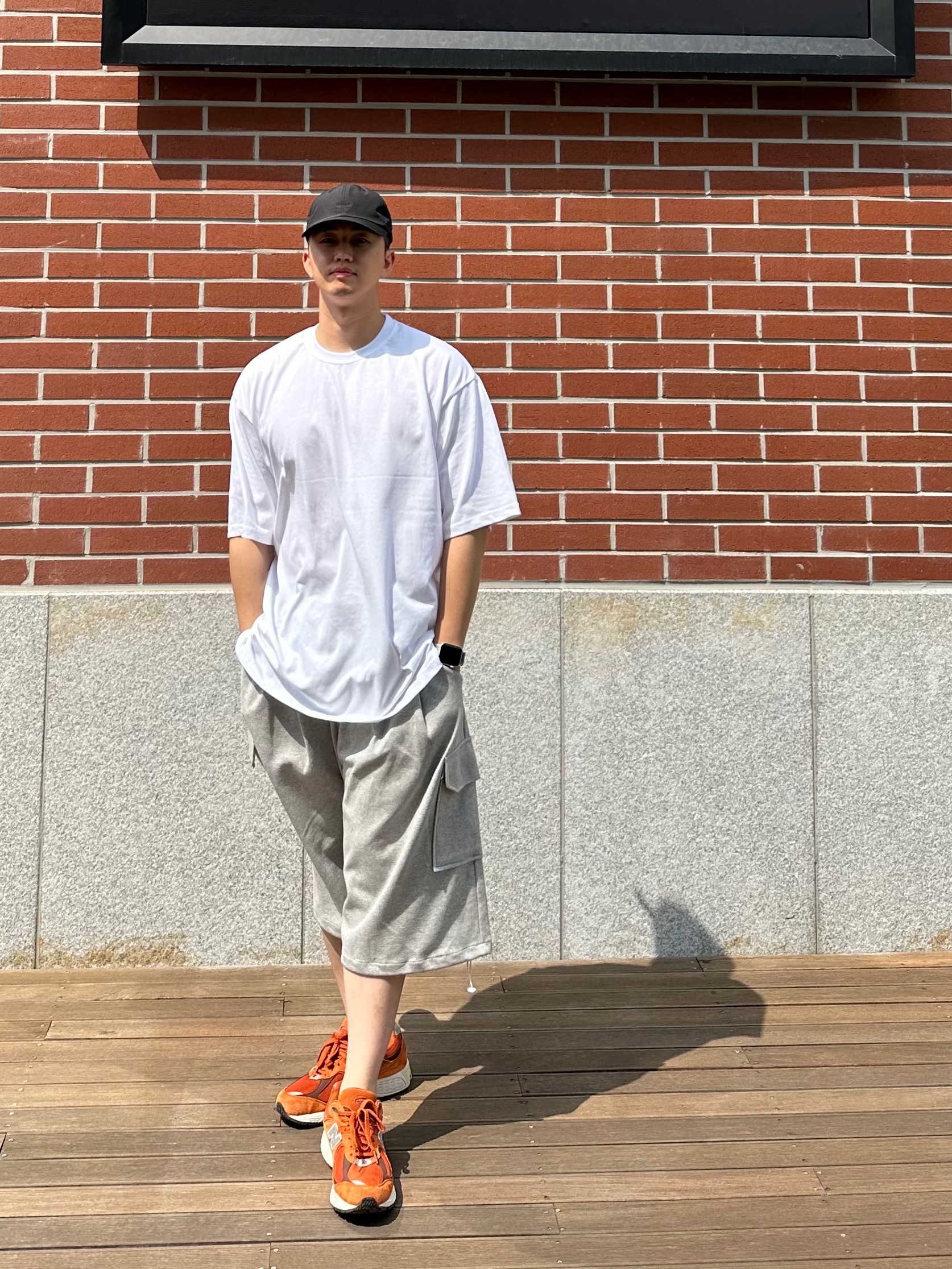 New Balance 2002R Rust Oxide 착용 스타일 - 2