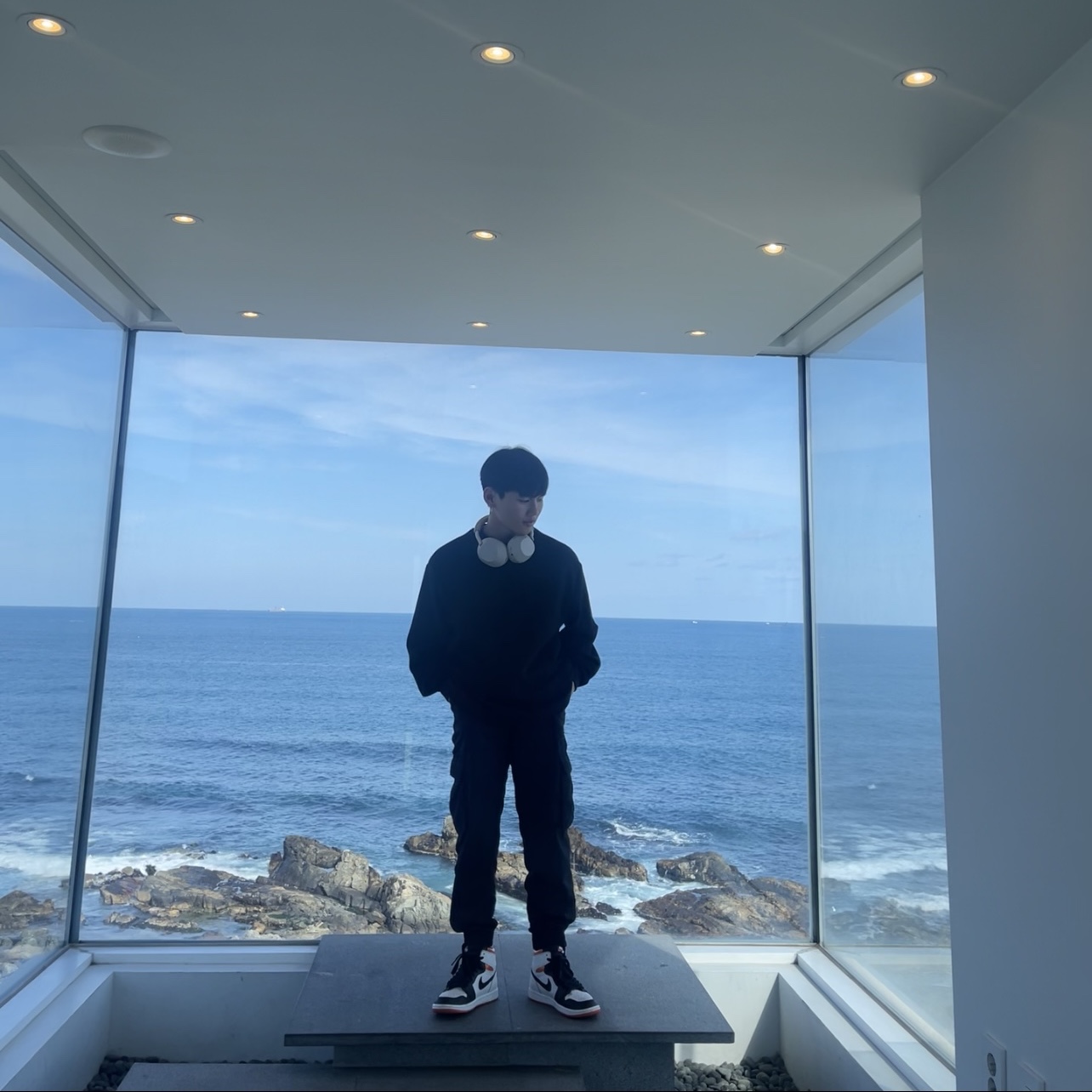 조던 1 레트로 하이 OG 일렉트로 오렌지 착용 스타일 - 2