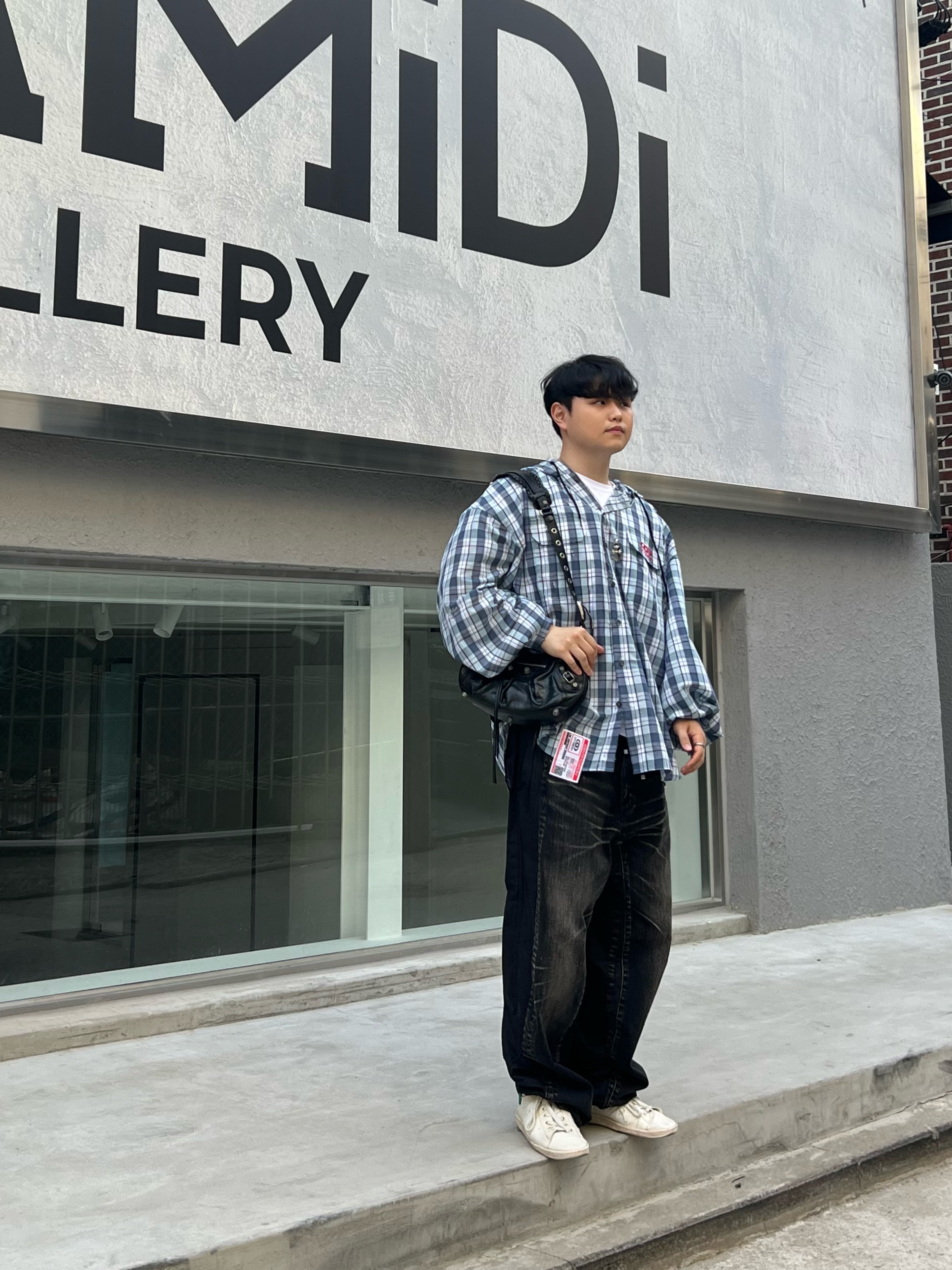 Balenciaga x Adidas Stan Smith Worn Out White Green, Balenciaga Le Cagole Small Shoulder Bag Black 착용 스타일