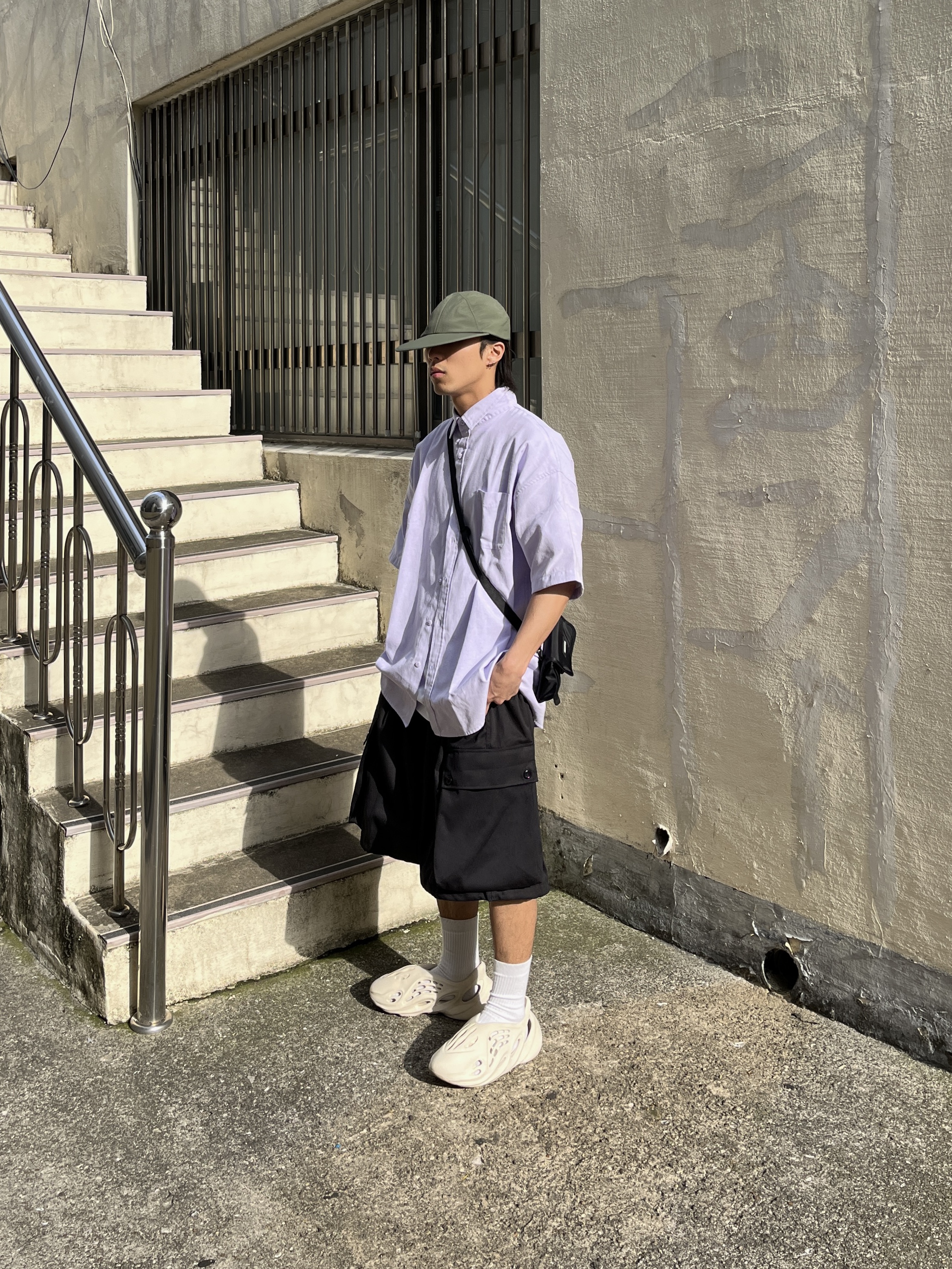 Adidas Yeezy Foam RNNR Sand 착용 스타일 - 1