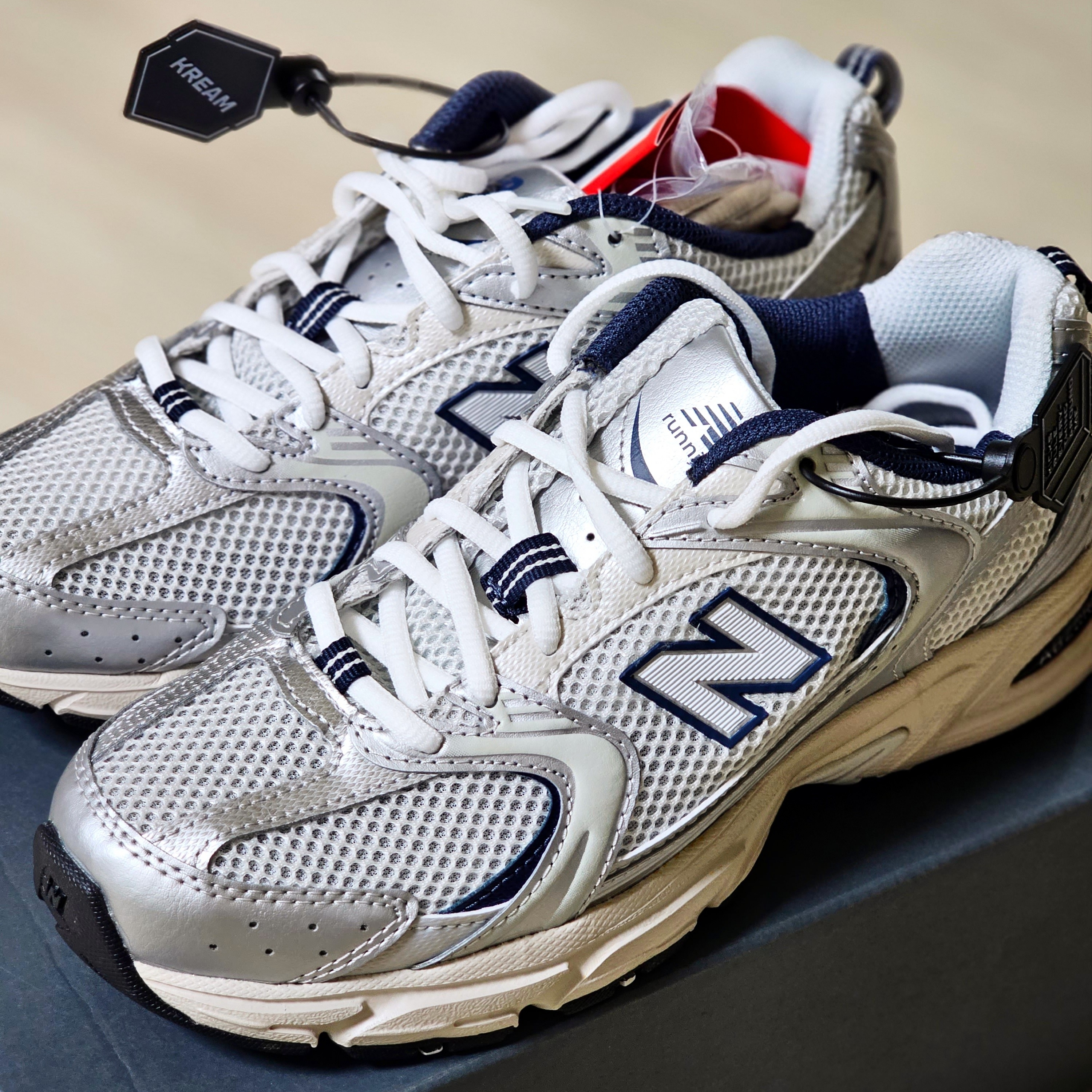 New Balance 530 Steel Grey 착용 스타일 - 2