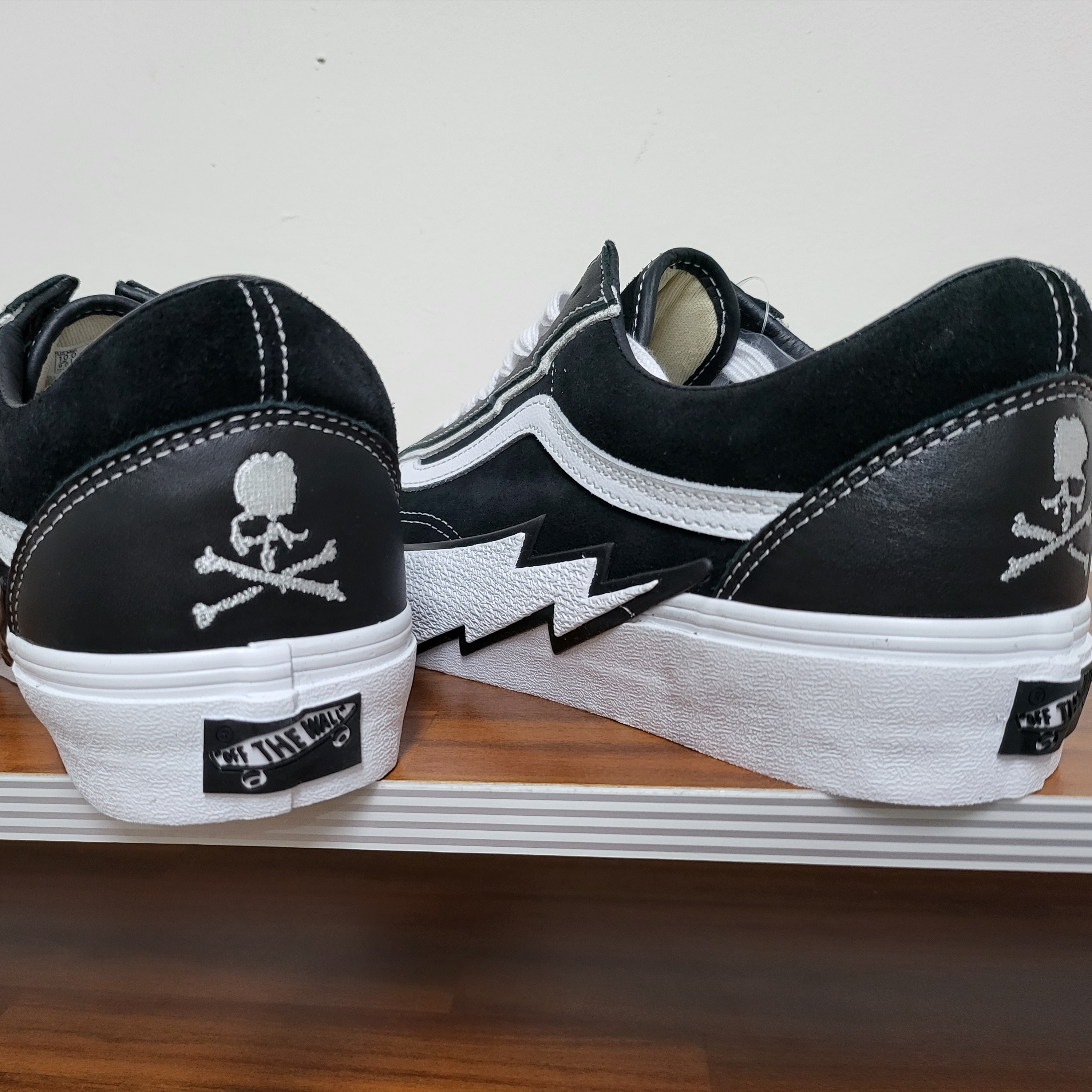 Vans Vault x Mastermind World Old Skool Bolt Black 착용 스타일 - 3