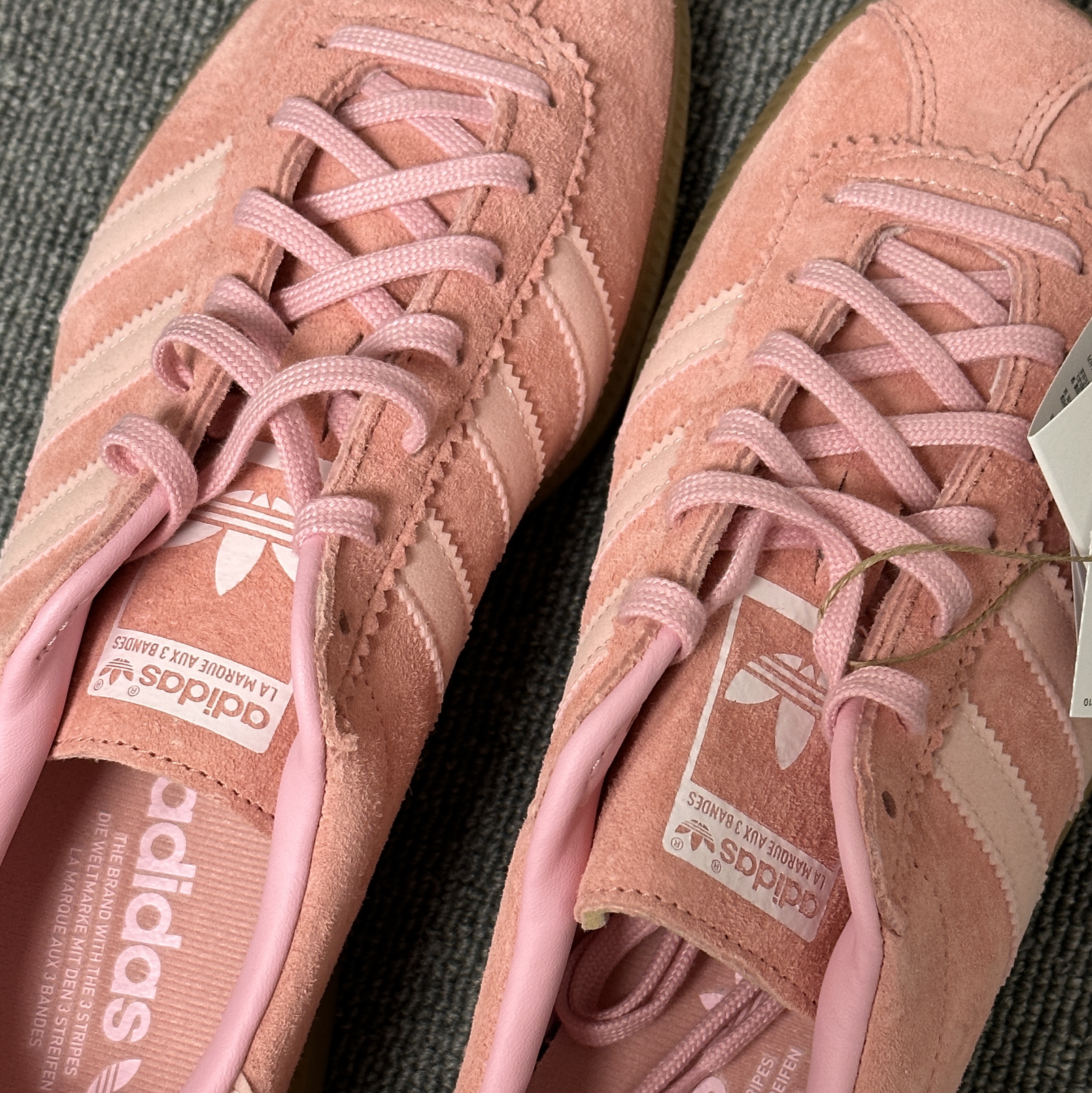 Adidas Bermuda Glow Pink 착용 스타일 - 2