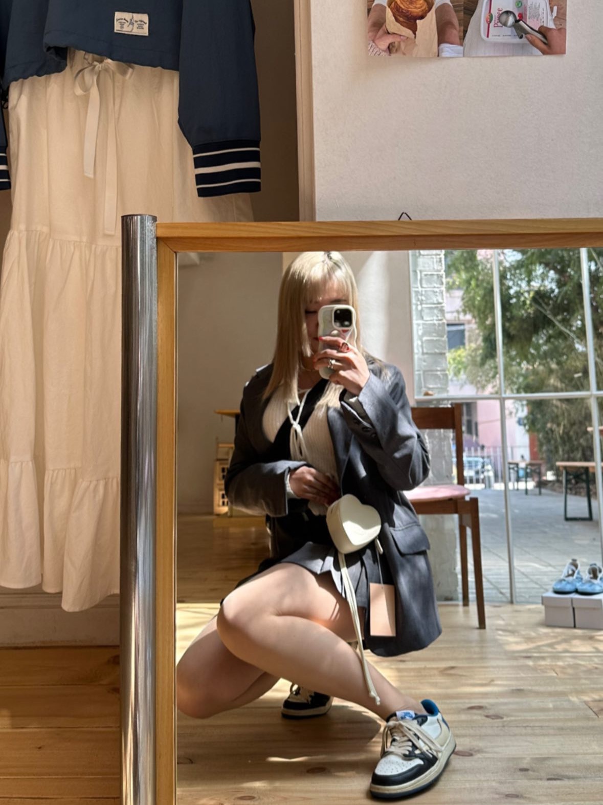 르메르 스몰 크루아상 백 소프트 나파 레더 블랙, 조던 1 x 트래비스 스캇 x 프라그먼트 레트로 로우 OG SP 밀리터리 블루 착용 스타일 - 4