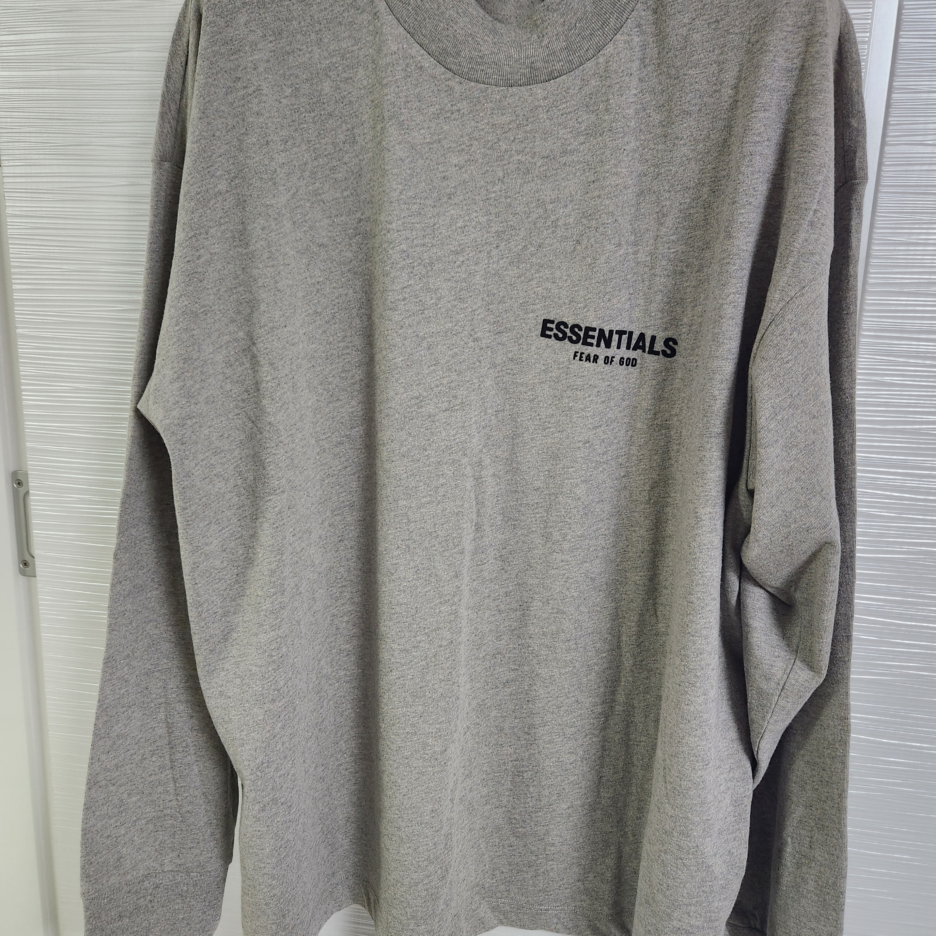 Essentials The Core Collection Long Sleeve T-Shirt Dark Oatmeal 착용 스타일