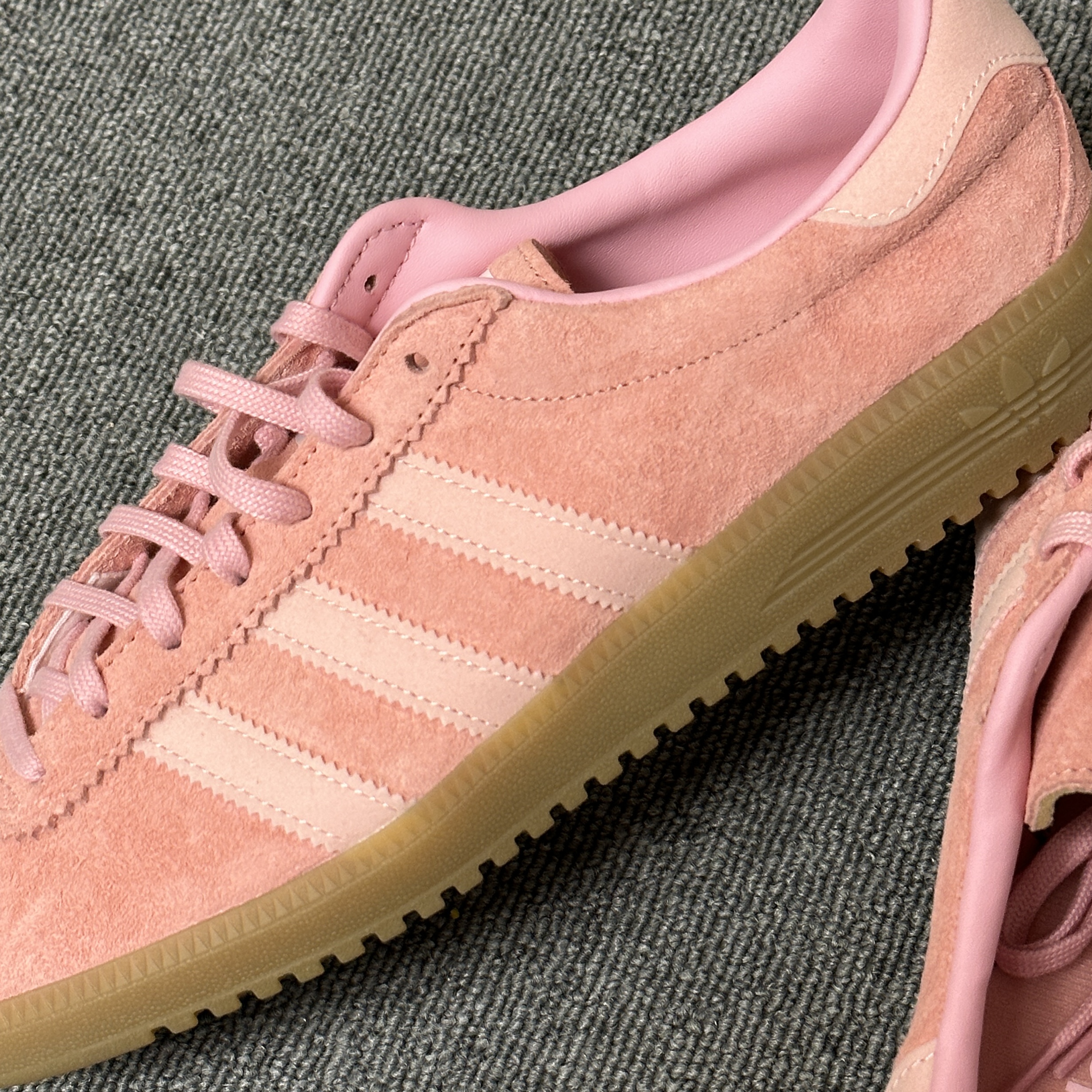 Adidas Bermuda Glow Pink 착용 스타일 - 3