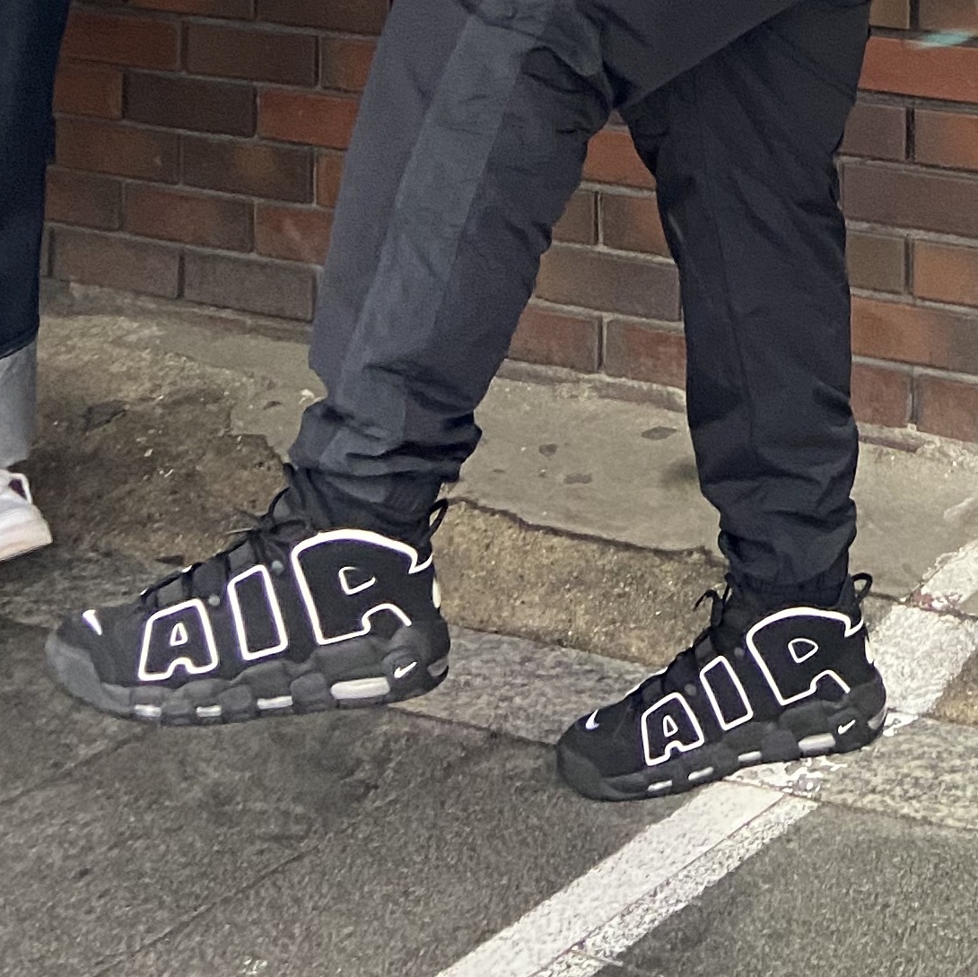 Nike Air More Uptempo Black White 2020 착용 스타일 - 1