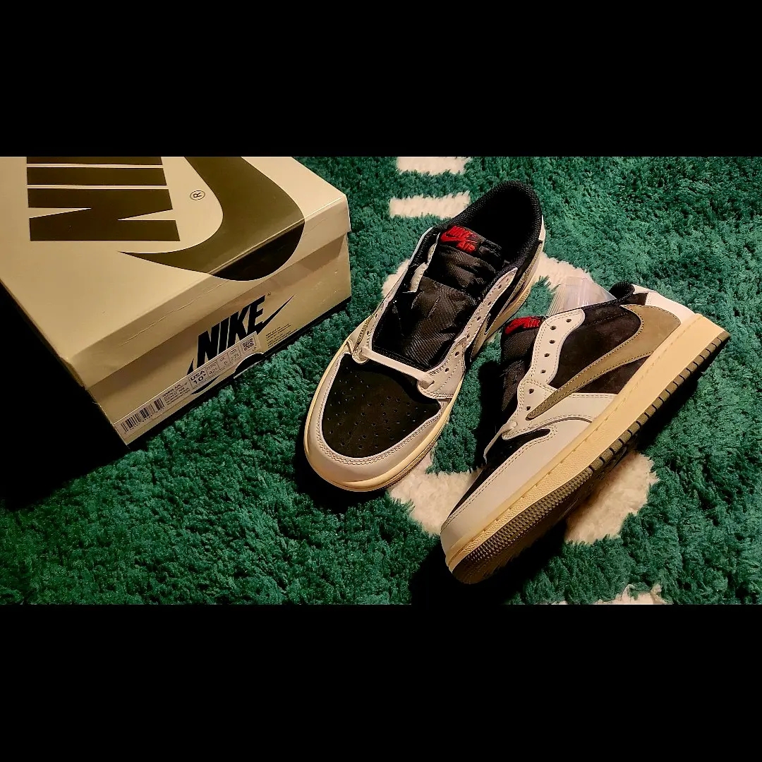 (W) Jordan 1 x Travis Scott Retro Low OG SP Medium Olive, Jordan 1 x Travis Scott Retro Low OG SP Sail and Ridgerock 착용 스타일 - 1