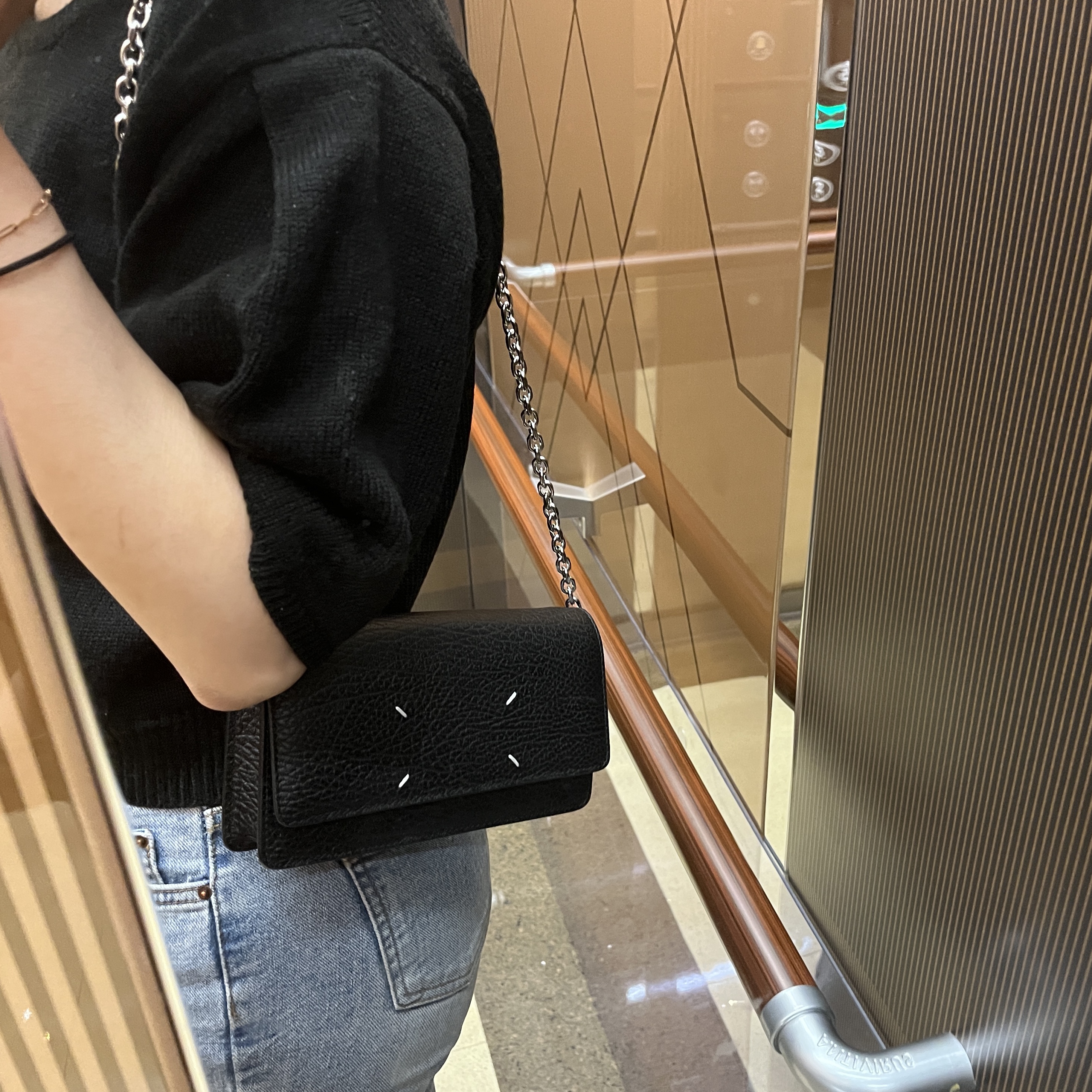 Maison Margiela Four Stitches Chain Flap Wallet Black 착용 스타일 - 1