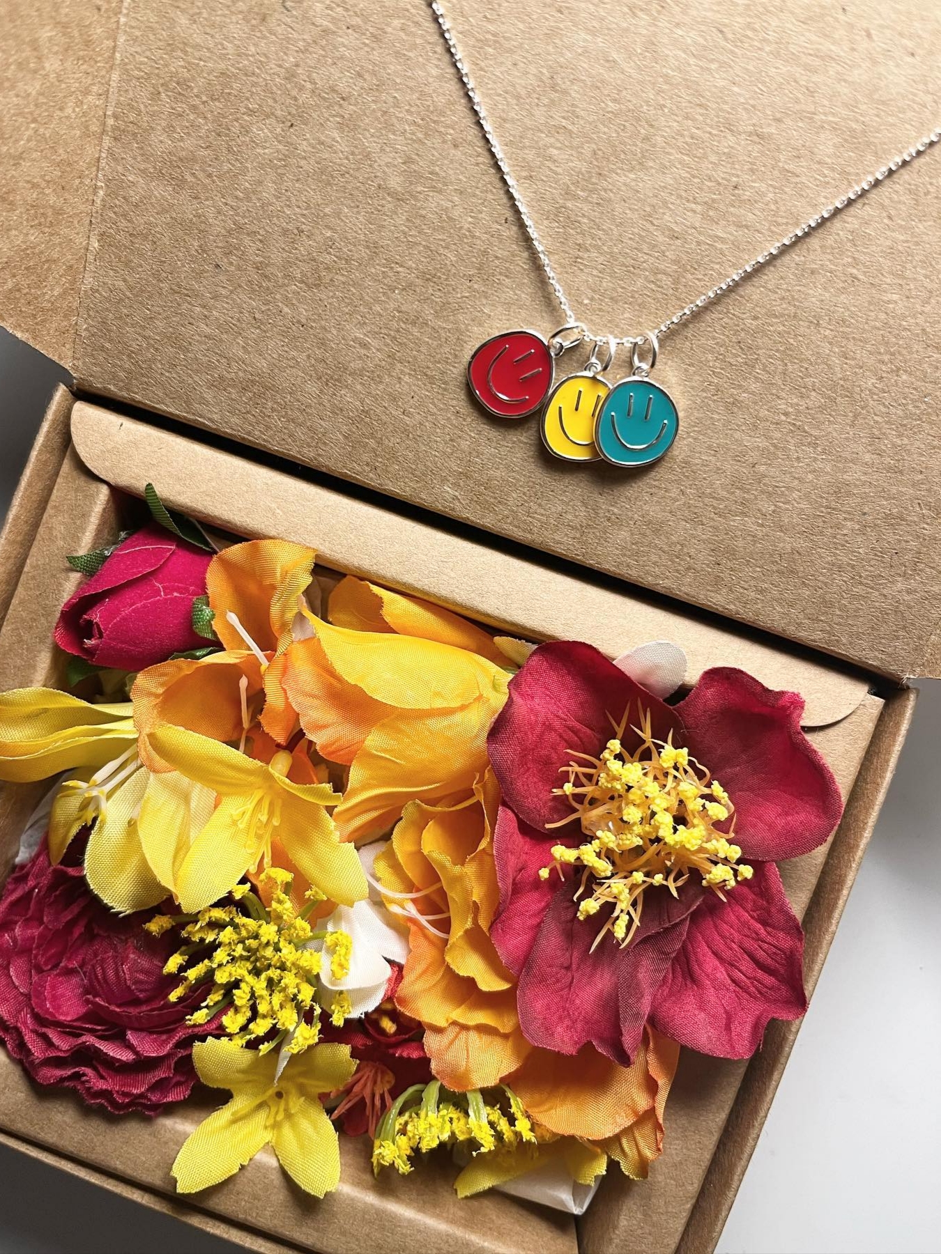 Frica Emo - Smile Necklace Silver 착용 스타일