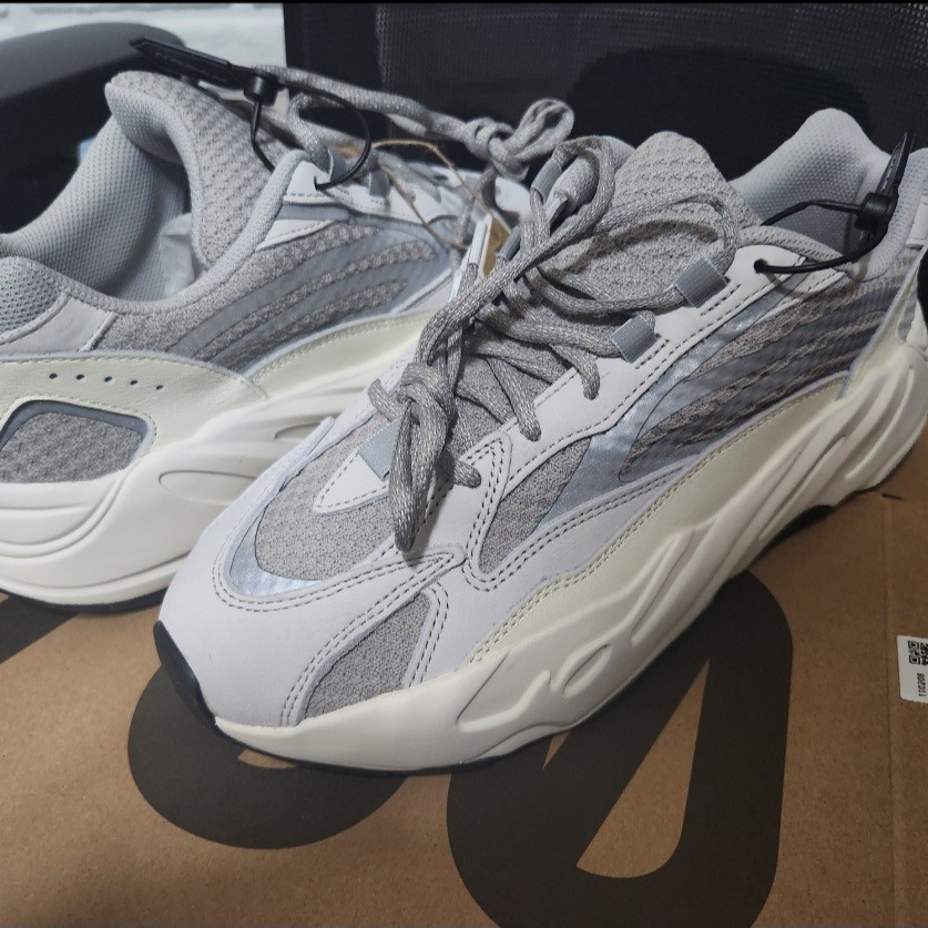 Adidas Yeezy Boost 700 V2 Static 2022 착용 스타일