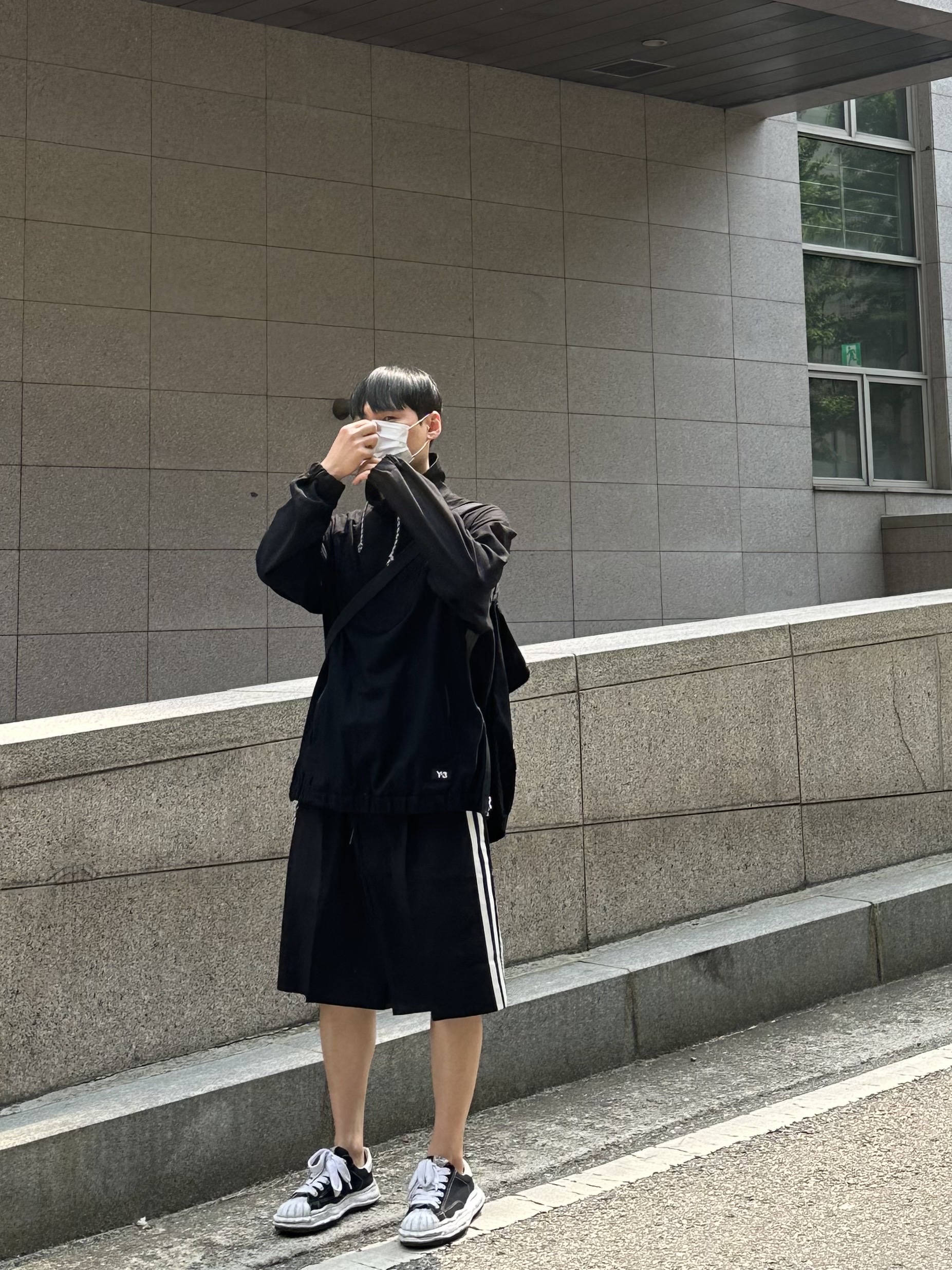 메종 미하라 야스히로 블레이키 OG 솔 캔버스 로우탑 스니커즈 블랙 착용 스타일 - 1