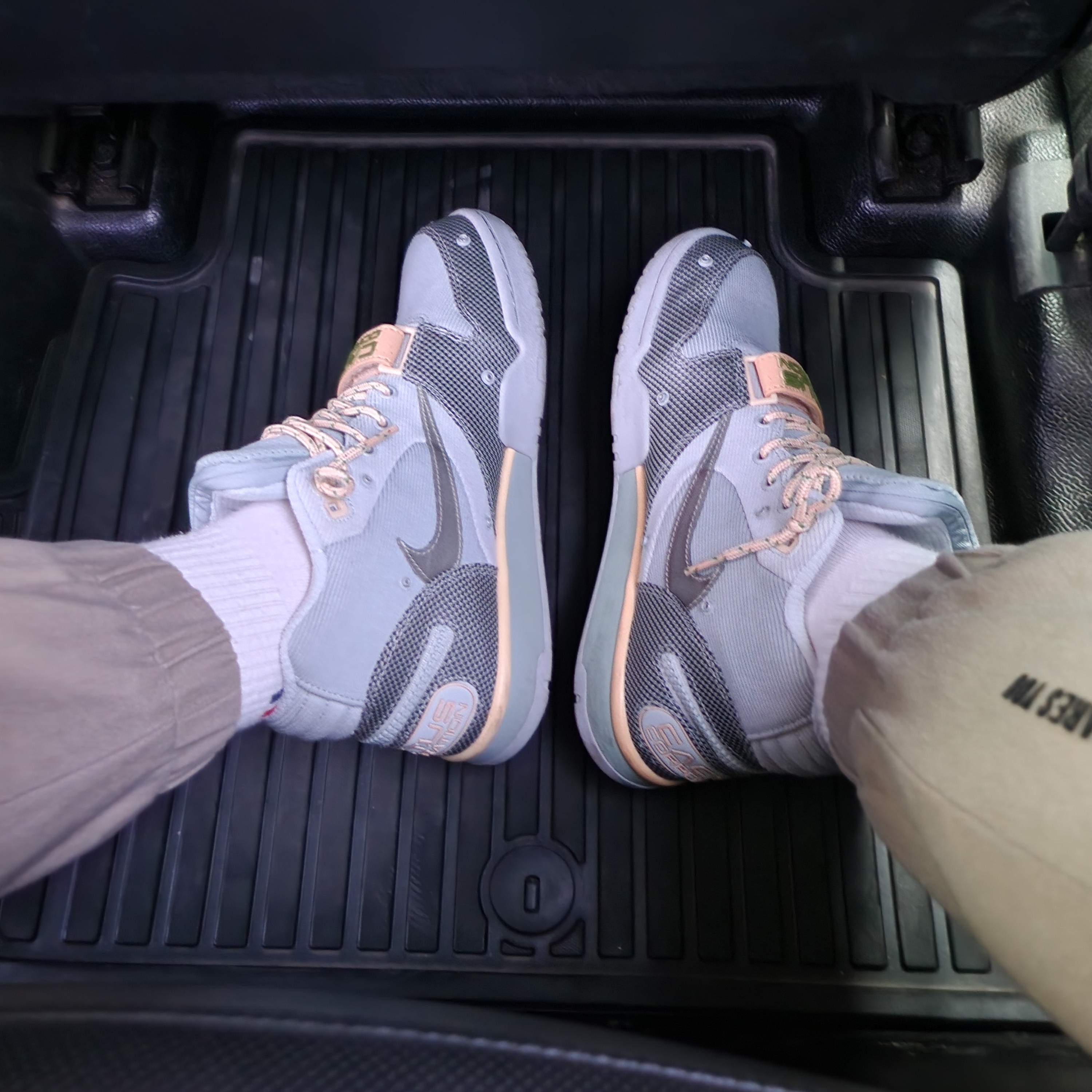 Nike x Travis Scott Nike Air Trainer 1 Grey Haze and Dusty Sage 착용 스타일