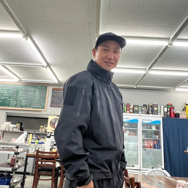 Arc'teryx Calidum 5 Panel Cap Black, Arc'teryx LEAF Alpha Jacket Gen 2 Wolf 착용 스타일 - 2