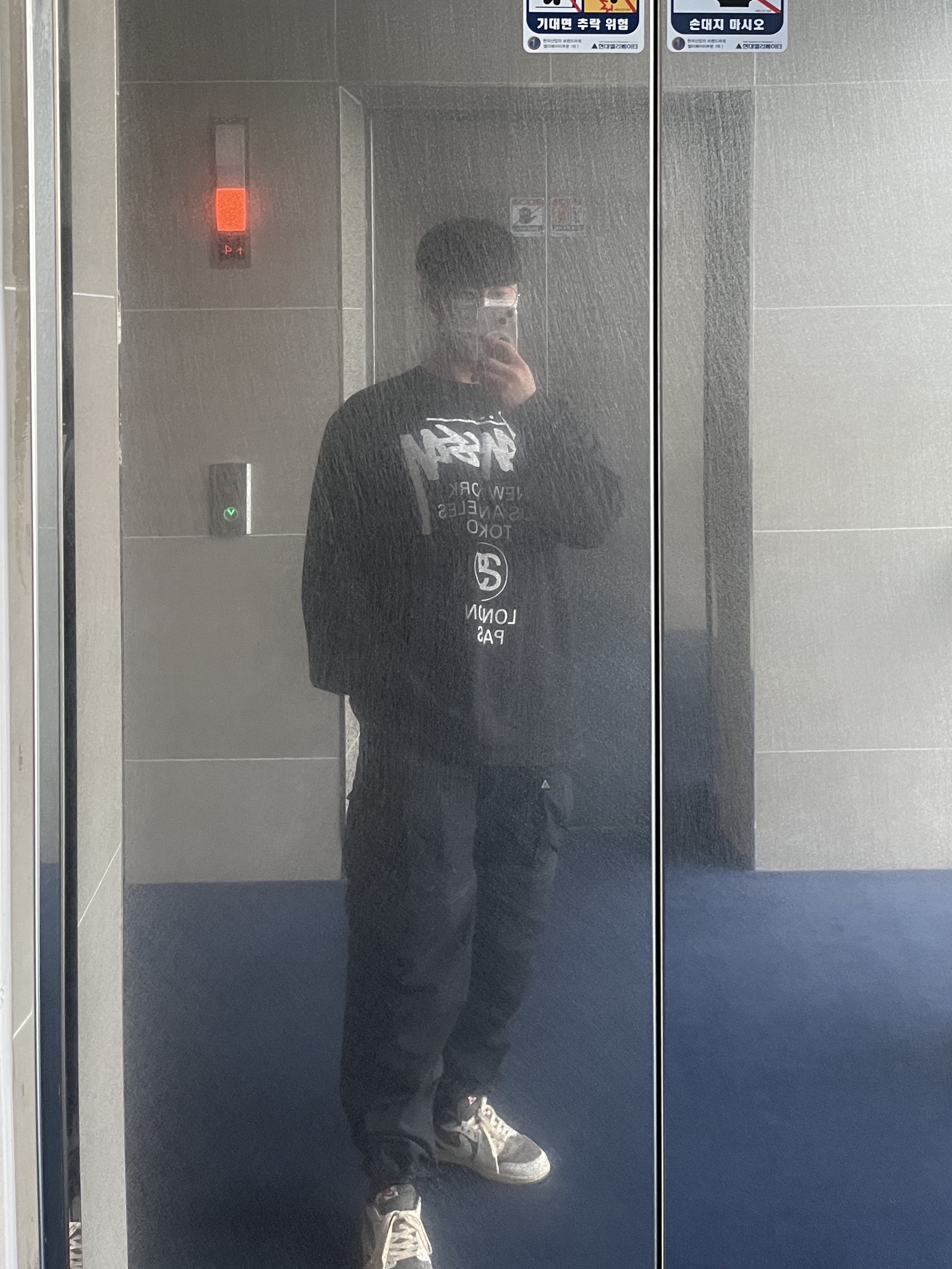 Stussy World Tour LS T-Shirt Black, Nike ACG Smith Summit Cargo Pants Black Summit White - US/EU 착용 스타일
