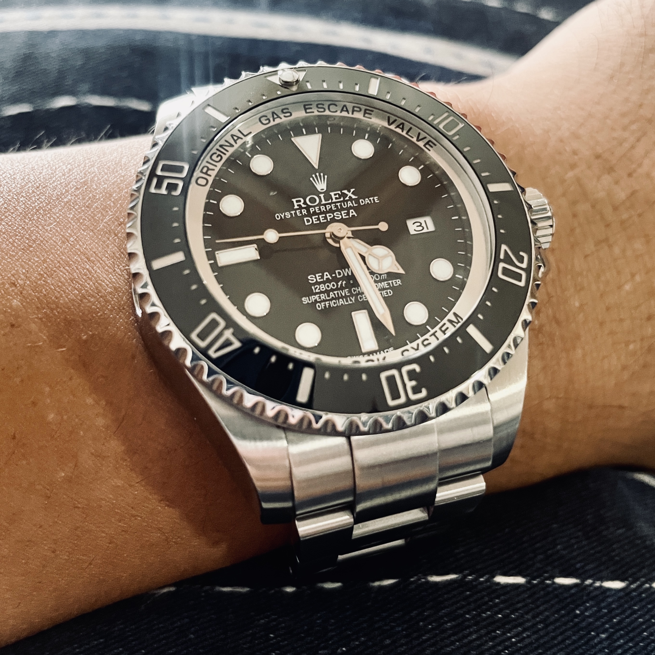 롤렉스 씨드웰러 44mm 126660 블랙 오이스터 착용 스타일