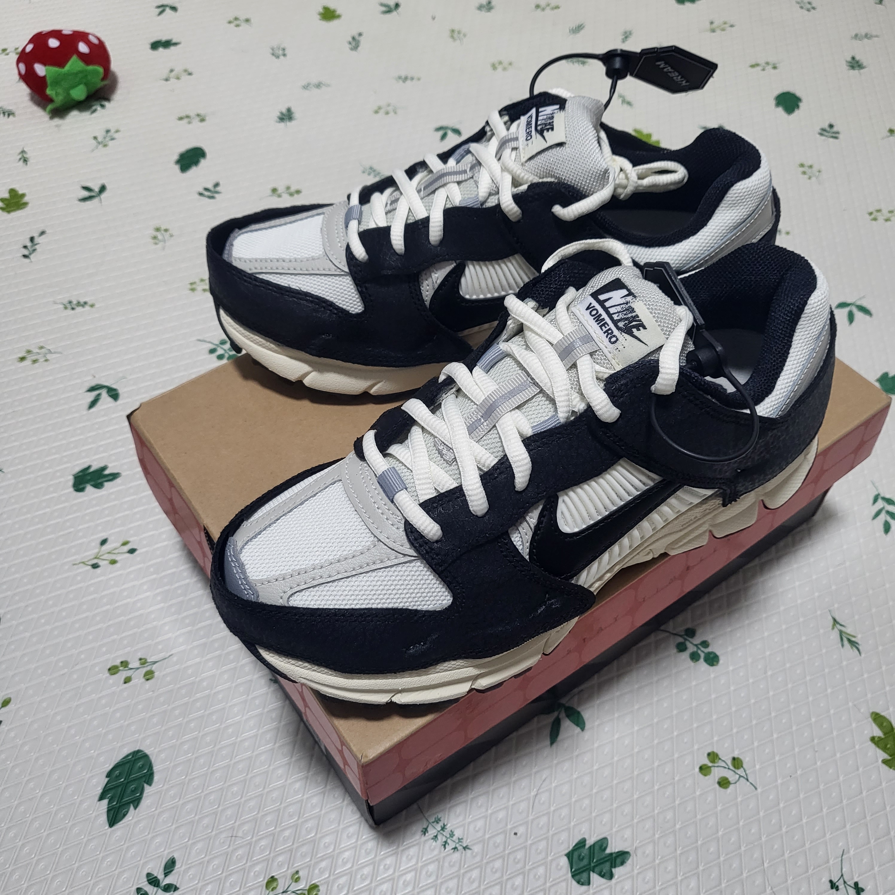 (W) Nike Zoom Vomero 5 Wolf Grey and Black 착용 스타일 - 1