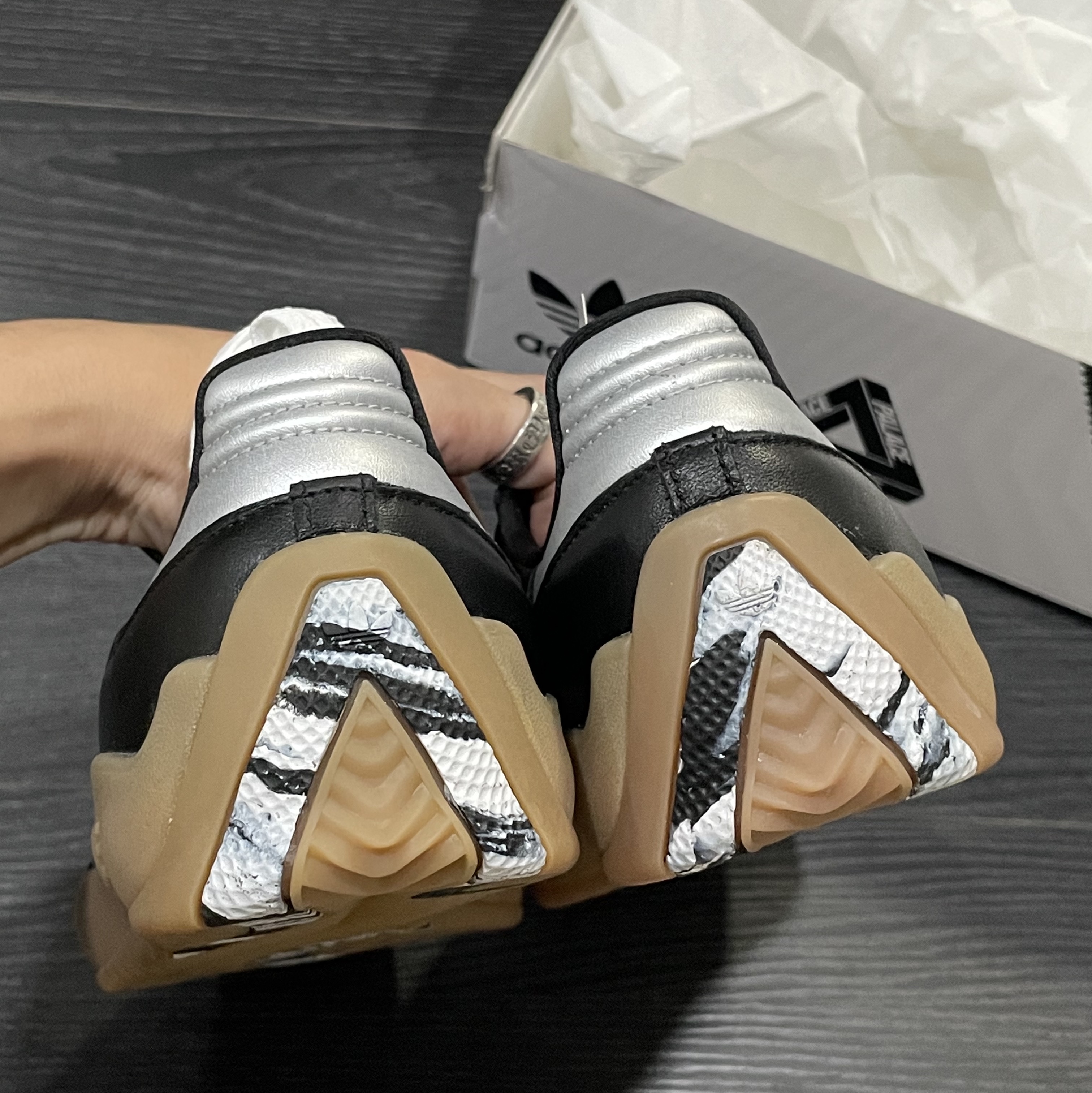 Adidas x Palace Samba Black Silver 착용 스타일 - 2