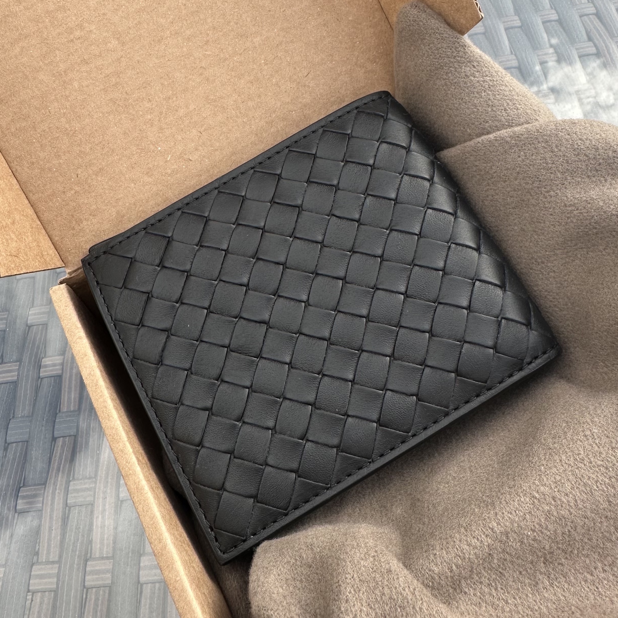 Bottega Veneta Bi-Fold Wallet Black 착용 스타일