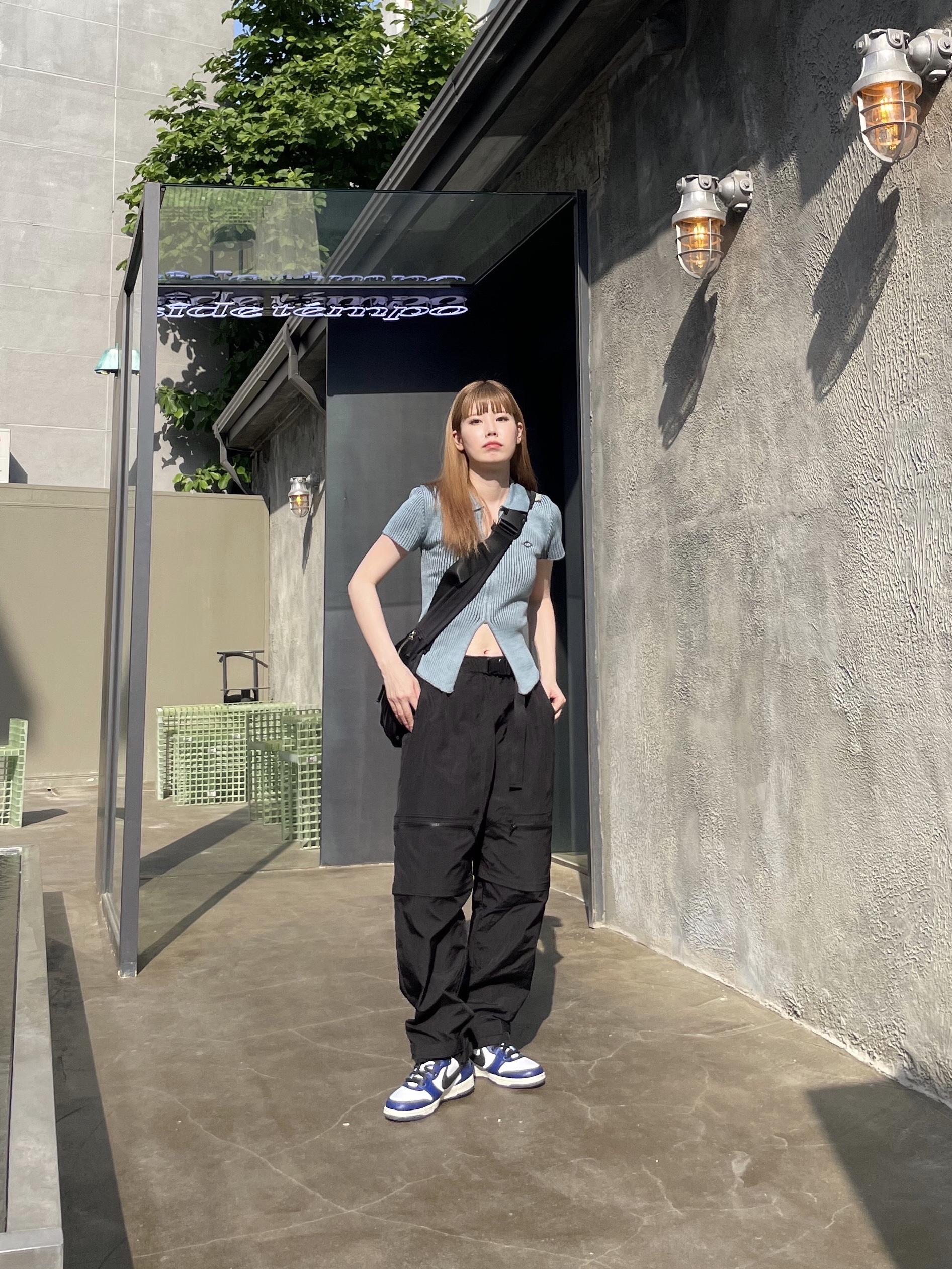 (W) 미스치프 니티드 투톤 숏슬리브 블루 브라운, 나이키 x 앰부쉬 덩크 하이 딥 로얄 블루 착용 스타일 - 1