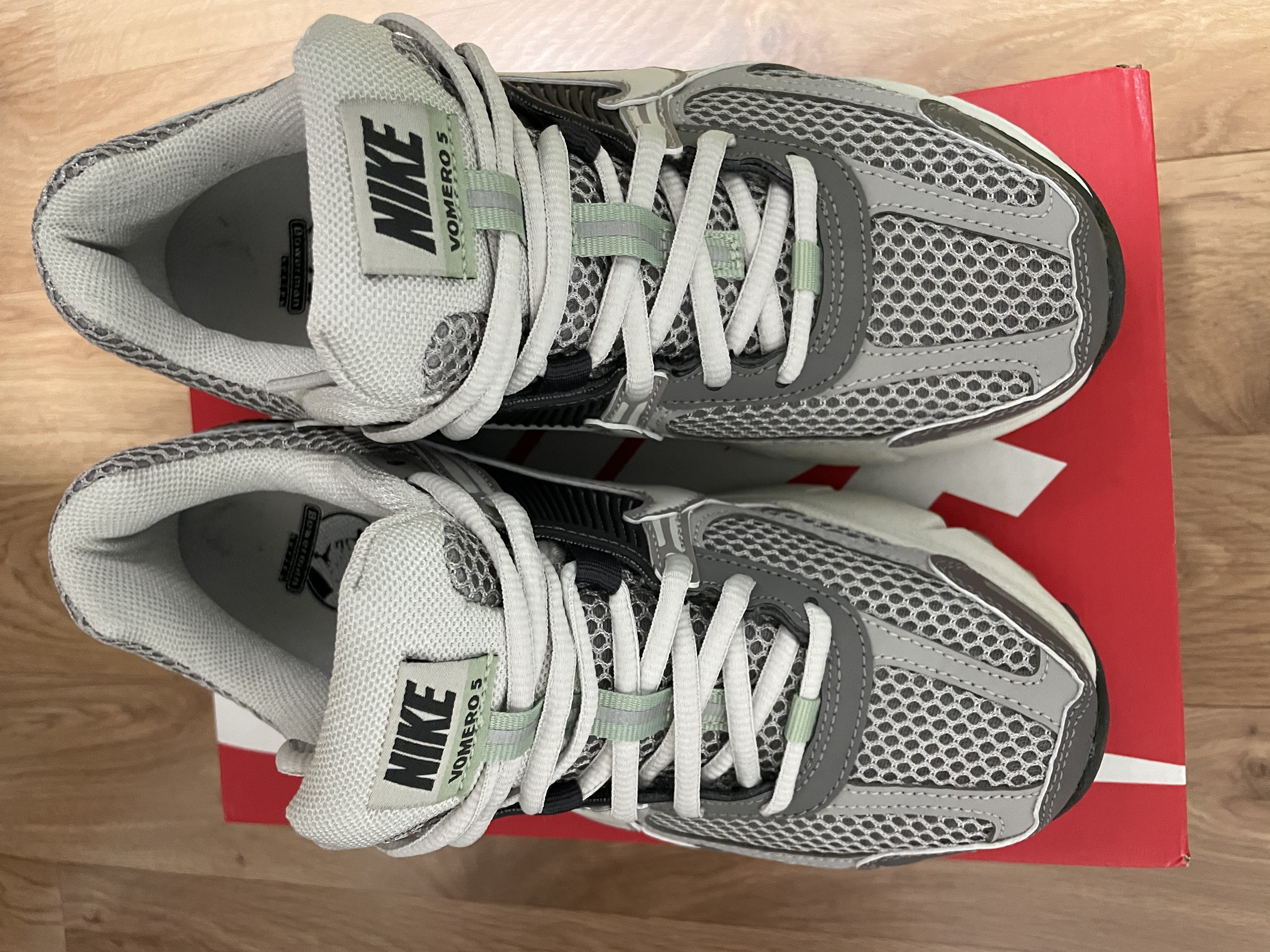 (W) Nike Zoom Vomero 5 Cobblestone and Flat Pewter 착용 스타일