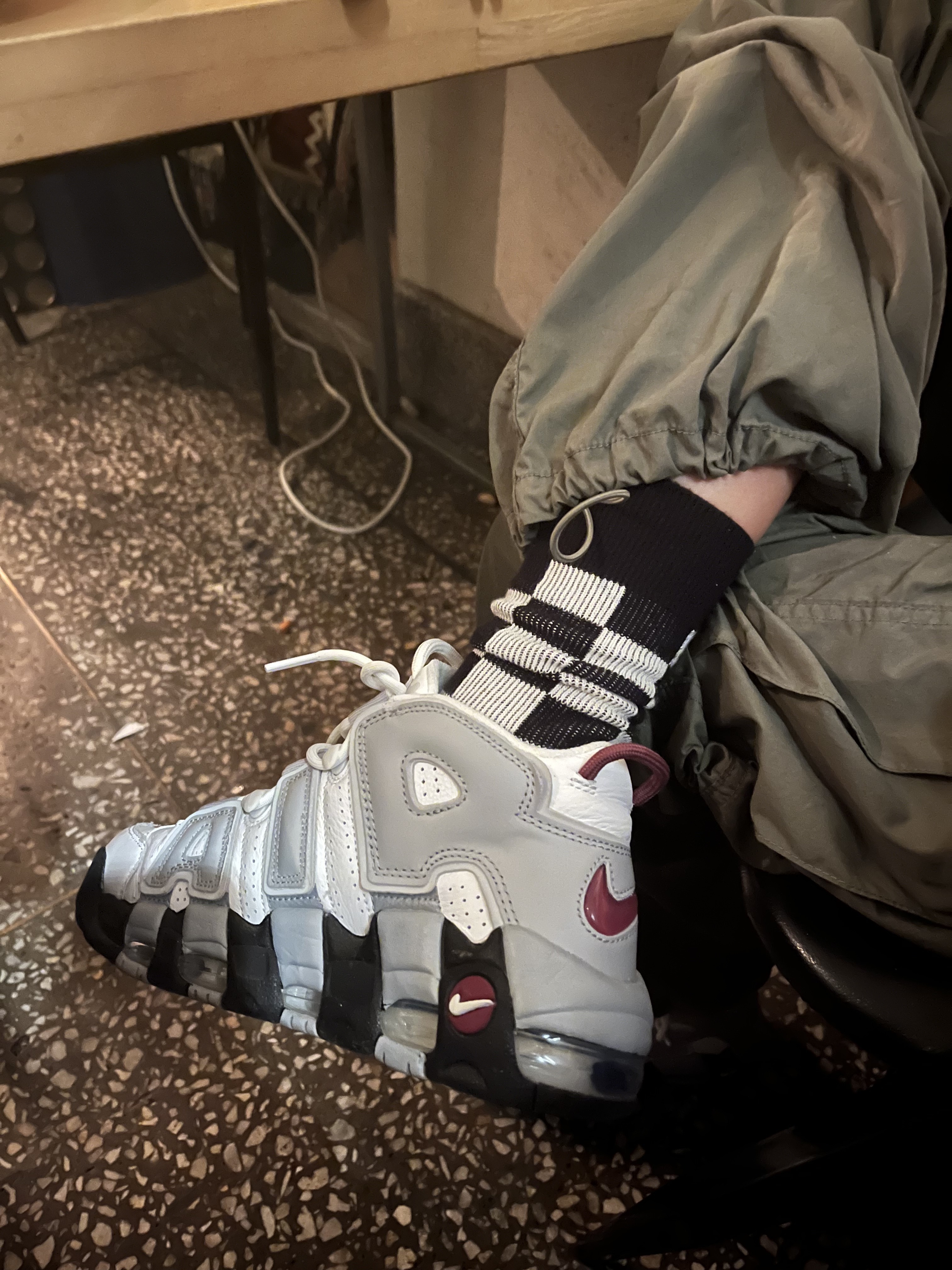 (W) Nike Air More Uptempo Rosewood and Wolf Grey 착용 스타일