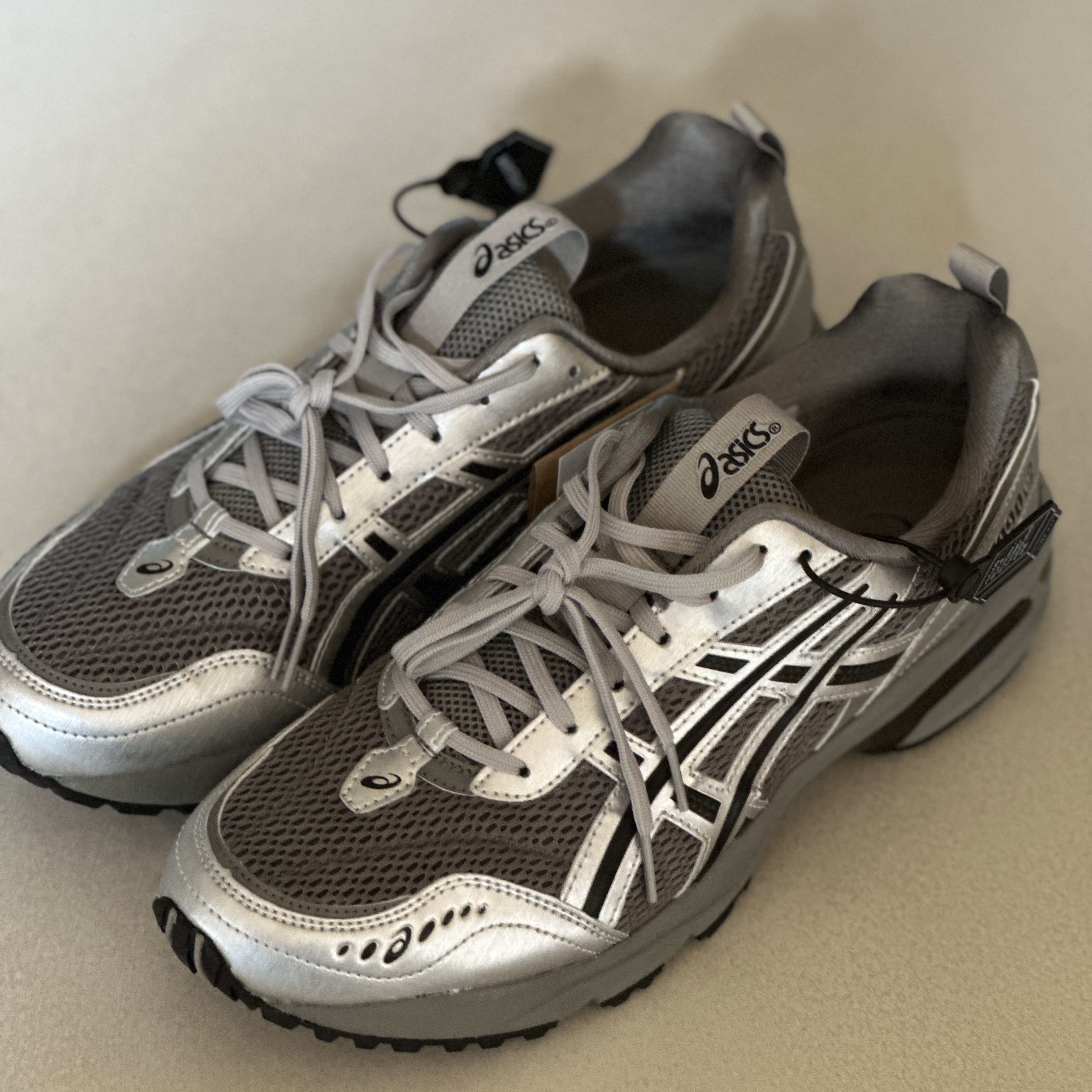 Asics x Freja Wewer Gel-1090 V2 Clay Grey Pure Silver 착용 스타일