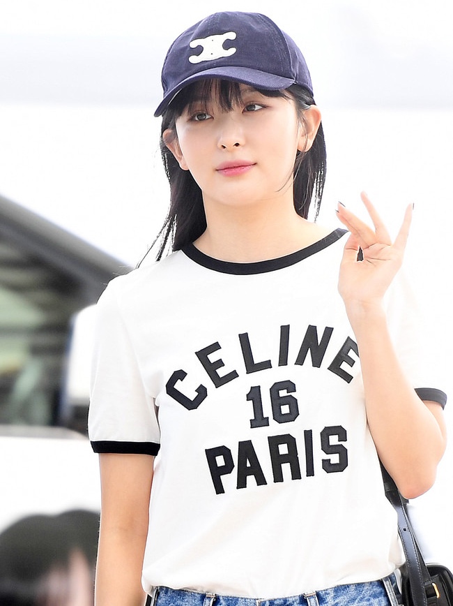 (W) Celine Triomphe Baseball Cap in Cotton Navy 착용 스타일