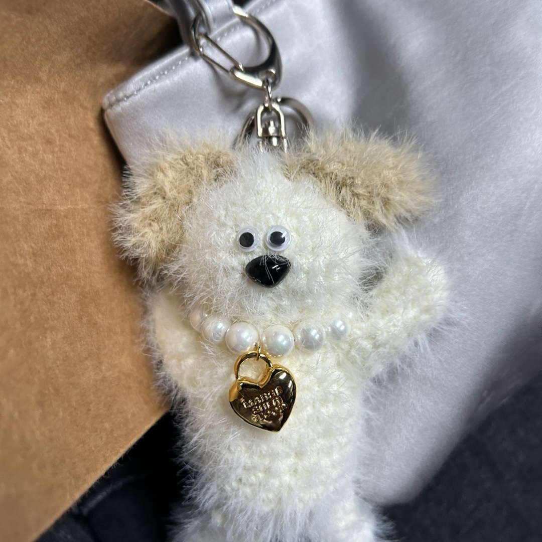 Margesherwood Wood Keyring White 착용 스타일