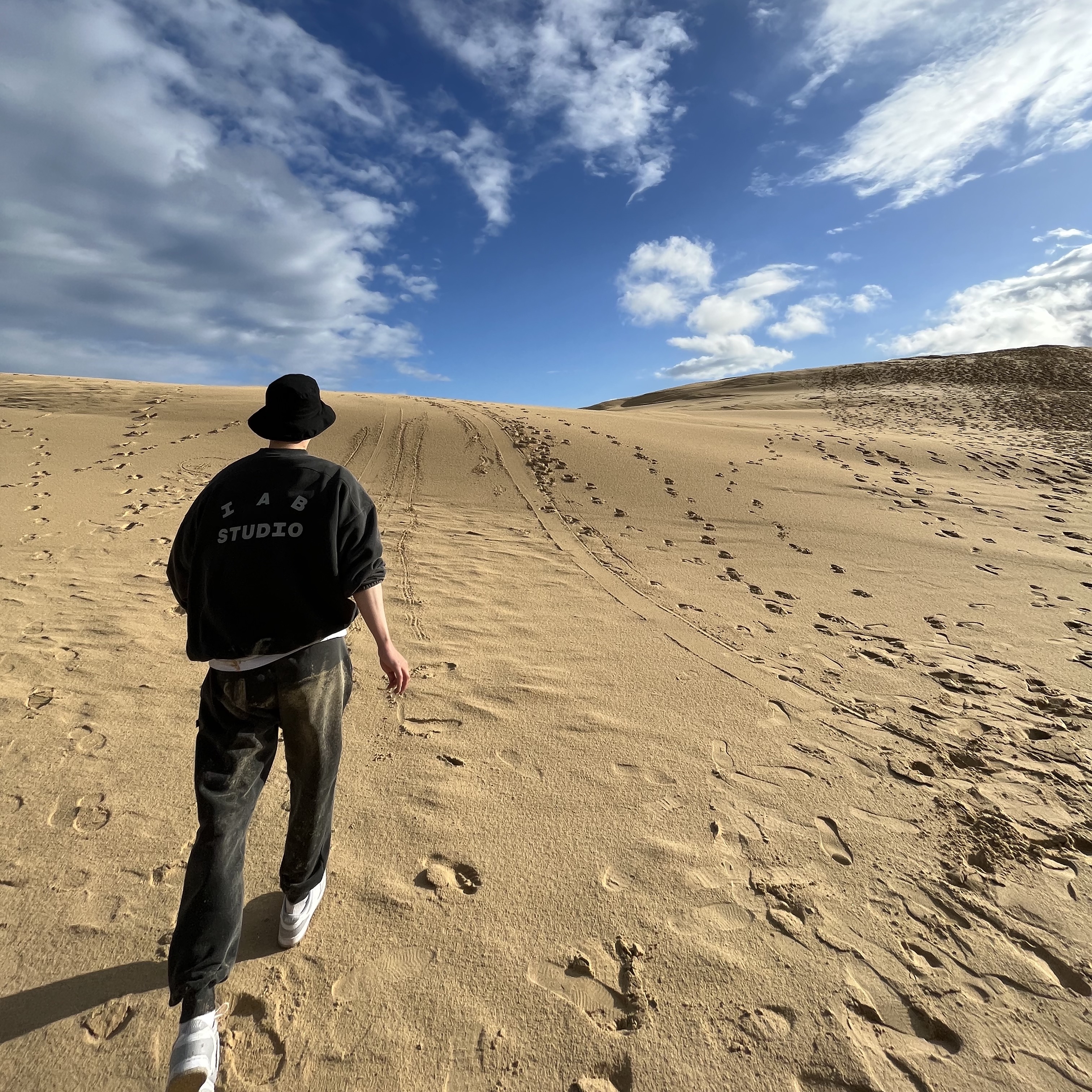 IAB Studio Pigment Crewneck Black, IAB Studio Blocked Pigment Sweatpants Black 착용 스타일