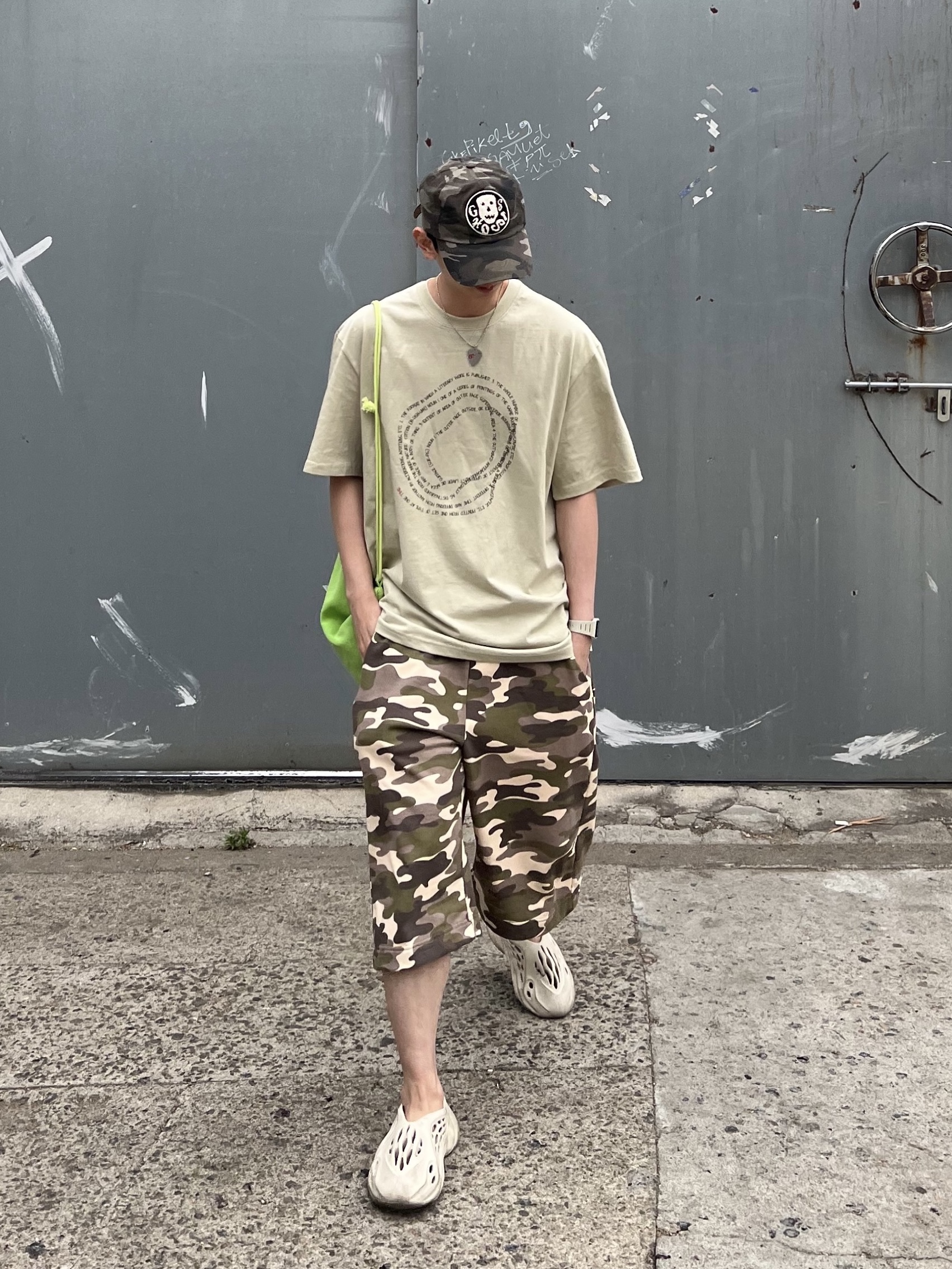 IAB Studio Pigment Sack Apple Green, Adidas Yeezy Foam RNNR Sand 착용 스타일 - 4