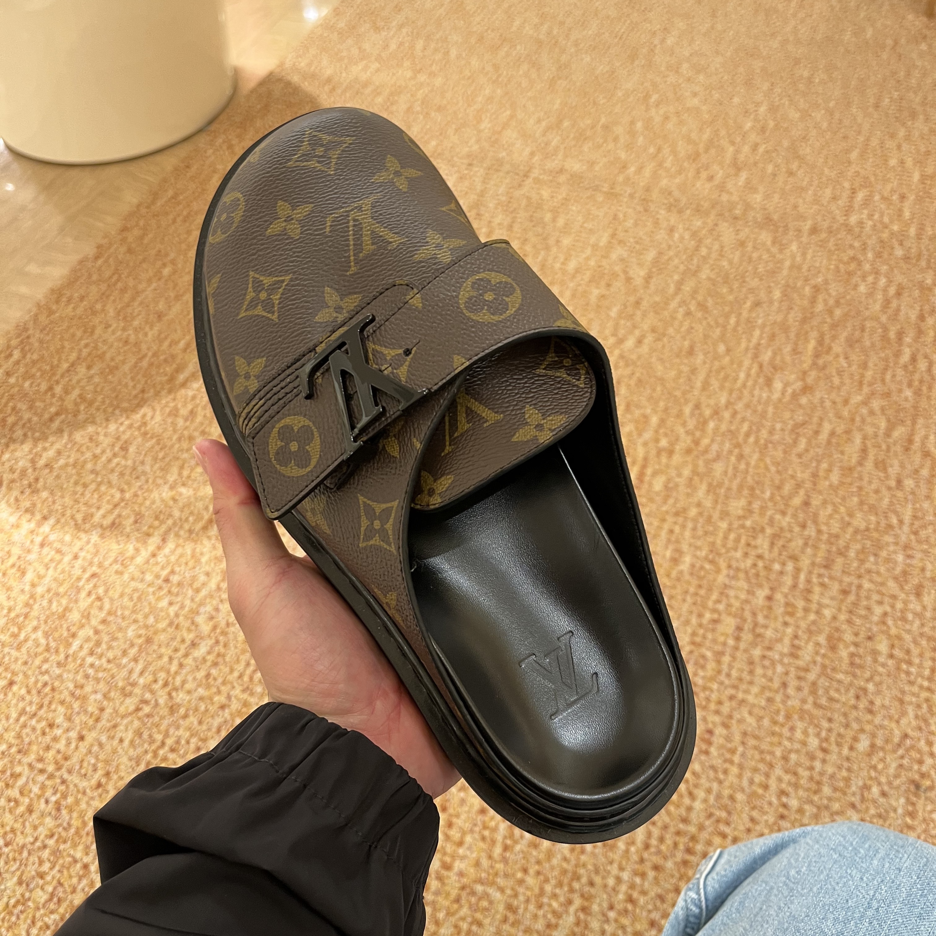 Louis Vuitton LV Easy Mule Monogram Ebene 착용 스타일