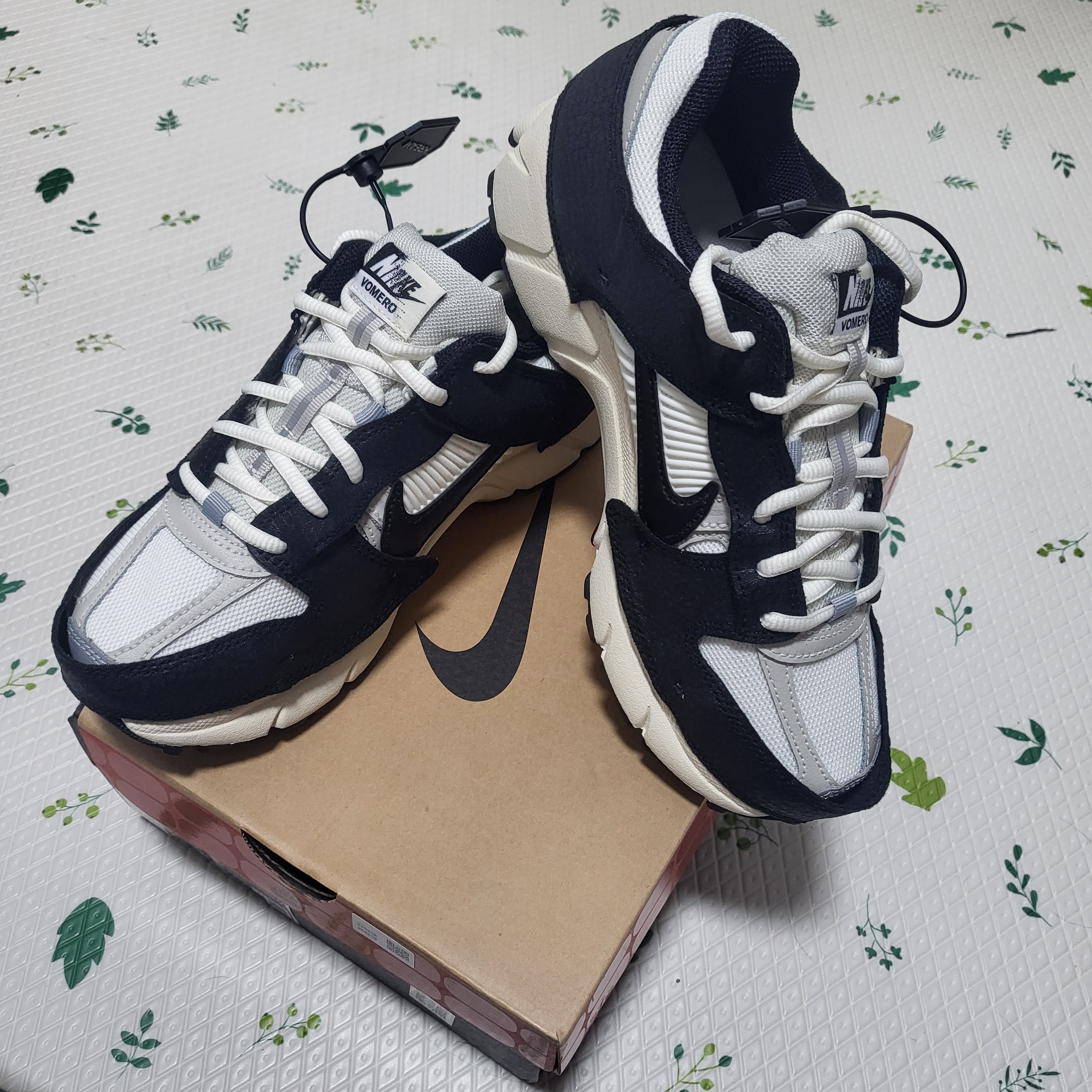 (W) Nike Zoom Vomero 5 Wolf Grey and Black 착용 스타일 - 2
