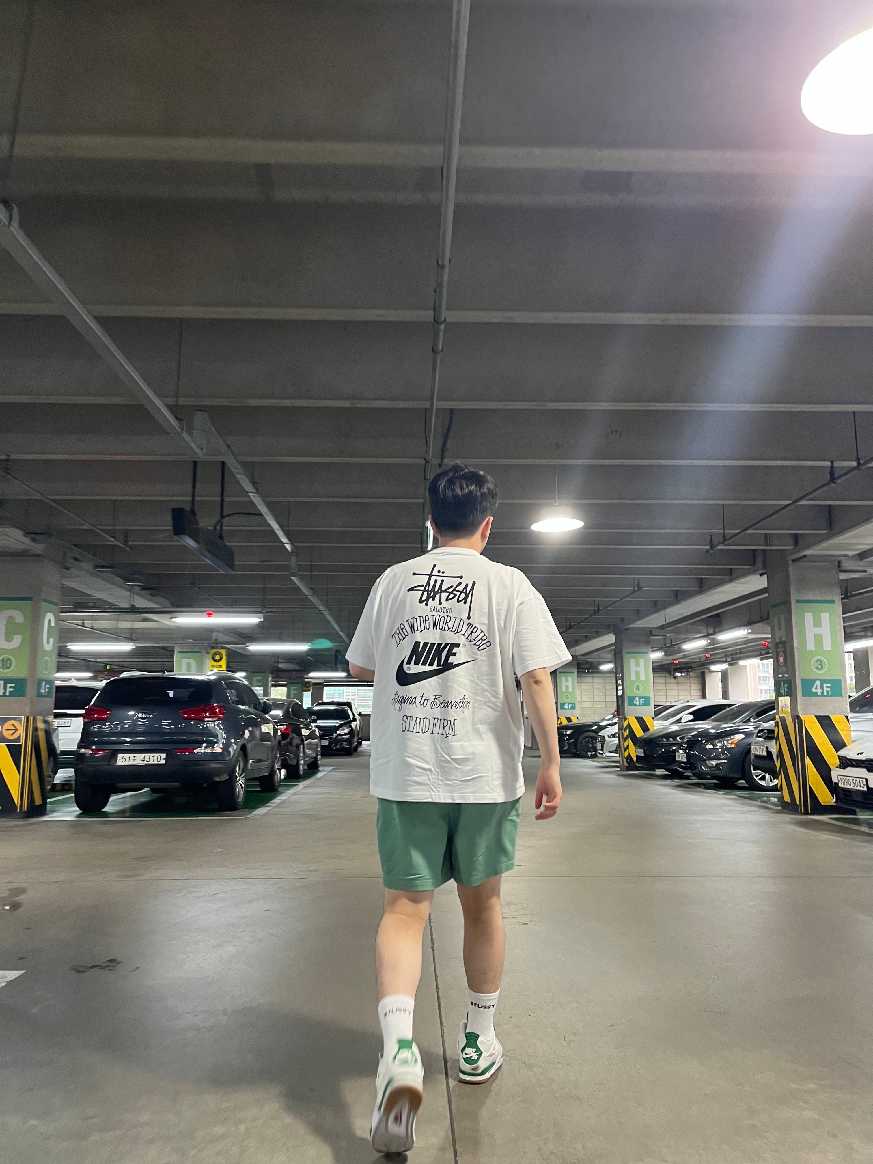 나이키 x 스투시 티셔츠 화이트 (DV1774-100), 나이키 x 스투시 NRG 크루 삭스 화이트 블랙 착용 스타일 - 2