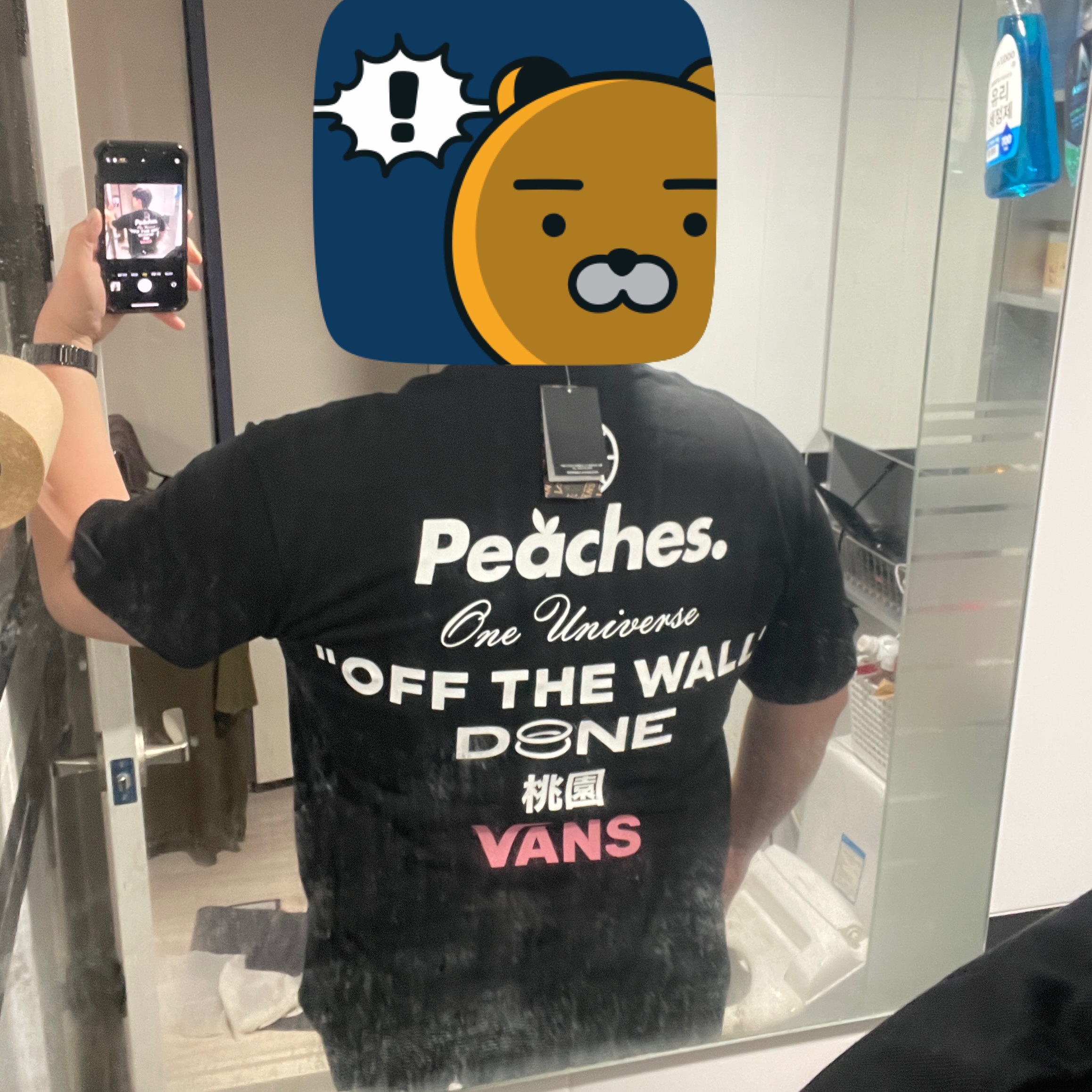 Vans x Peaches. Staple S/S T-Shirt Black 착용 스타일