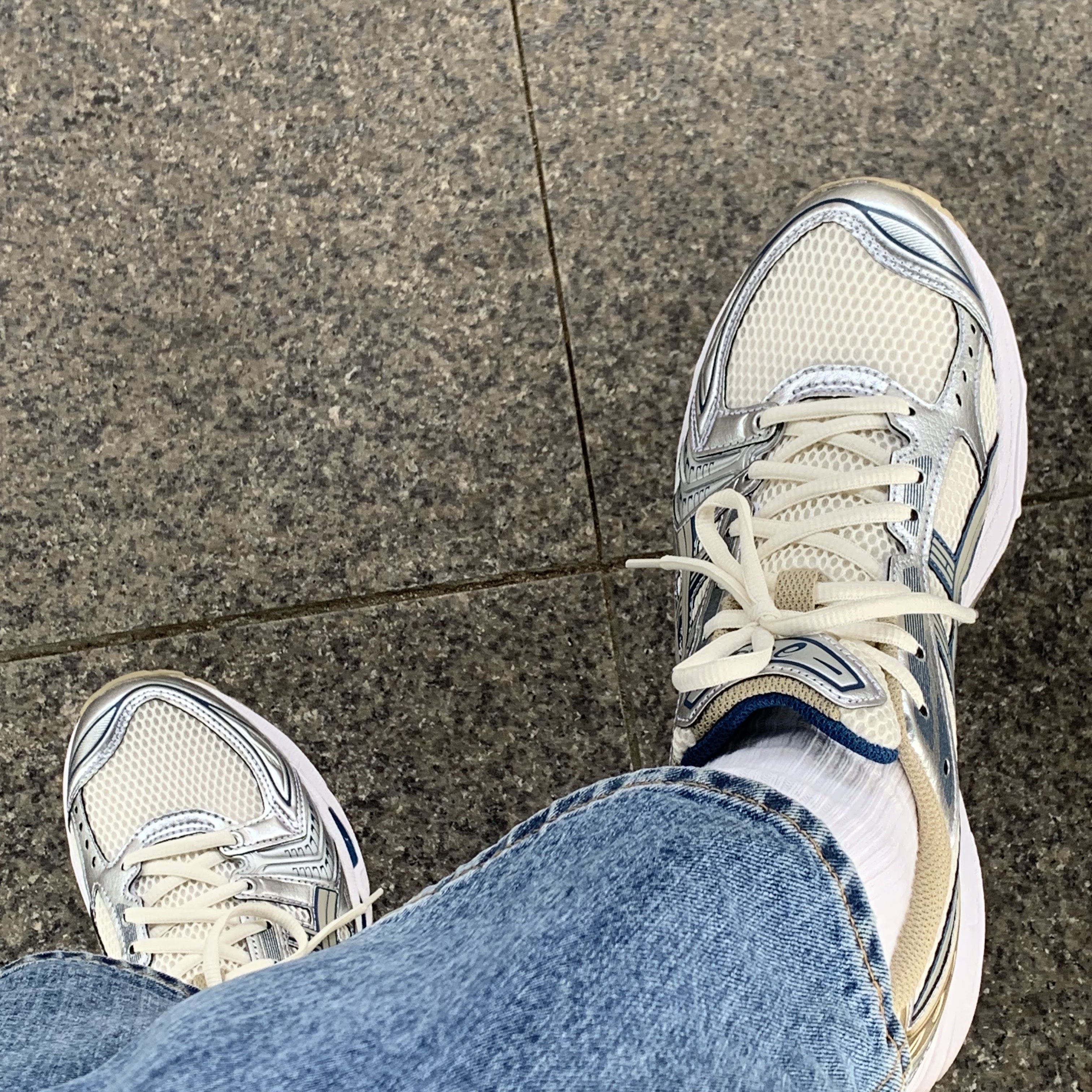 Asics Gel-Kayano 14 Cream Pure Silver 착용 스타일 - 2