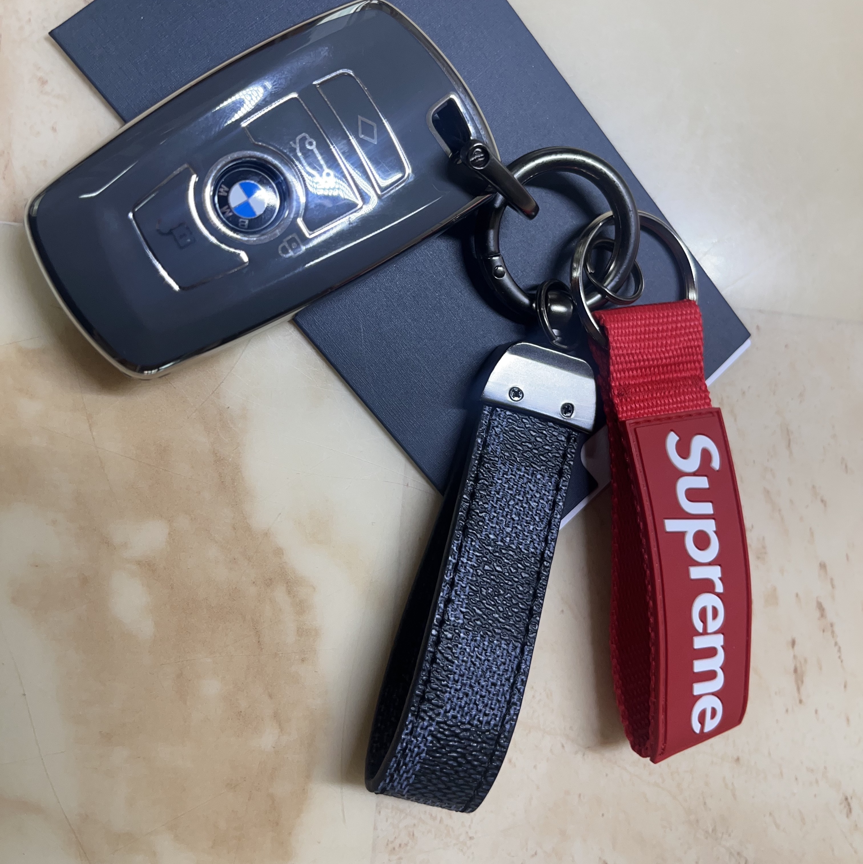 Supreme Webbing Keychain Red - 23SS 착용 스타일 - 3